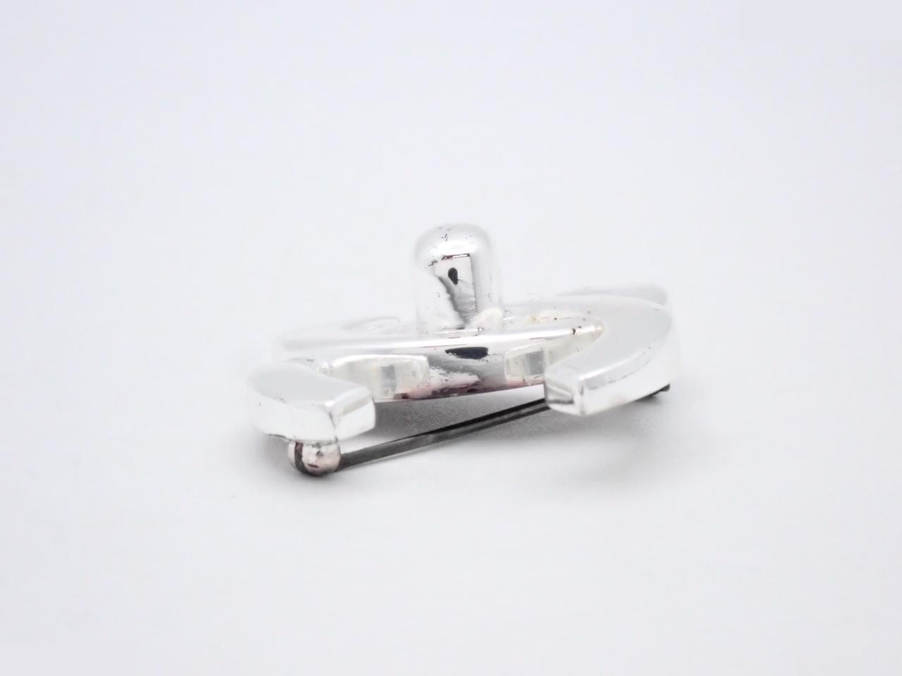 Turnlock brooch — view 3