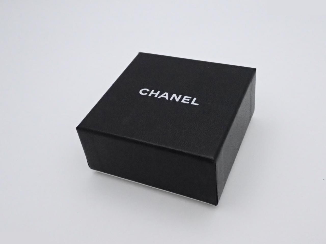 Turnlock brooch — view 4