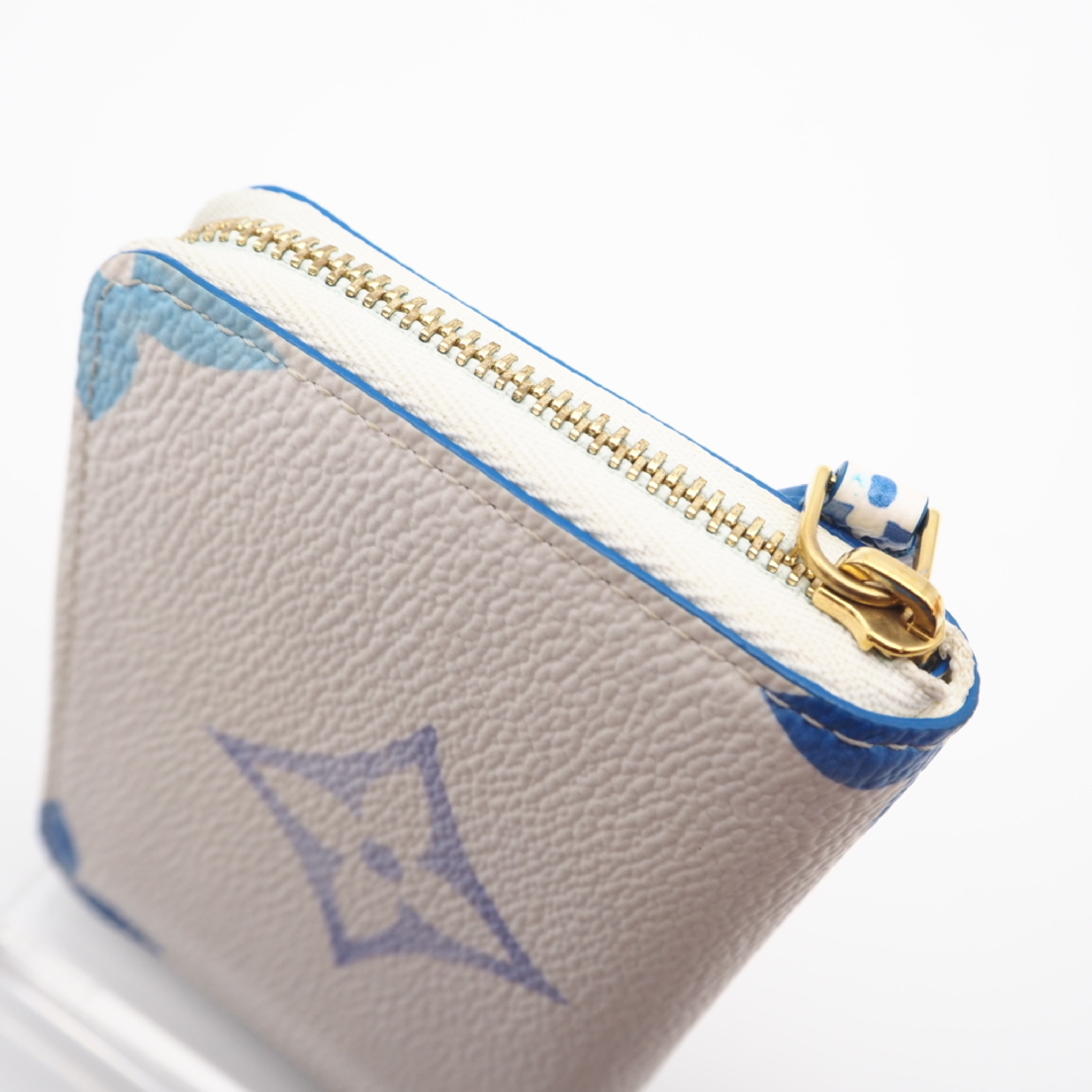 M82417 Giant by the Pool Zippy Coin Purse with Box Coin Case — view 3