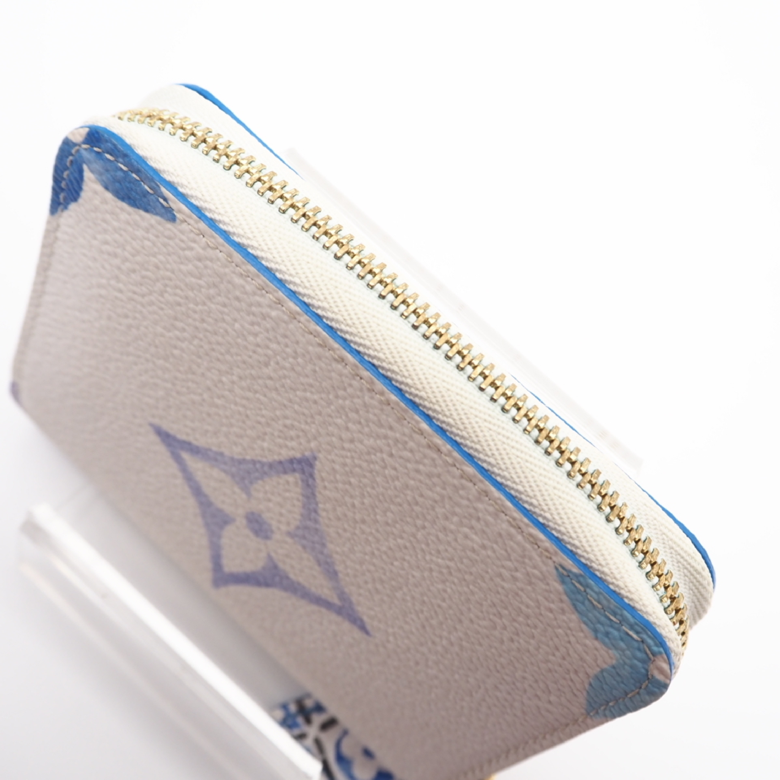 M82417 Giant by the Pool Zippy Coin Purse with Box Coin Case — view 5
