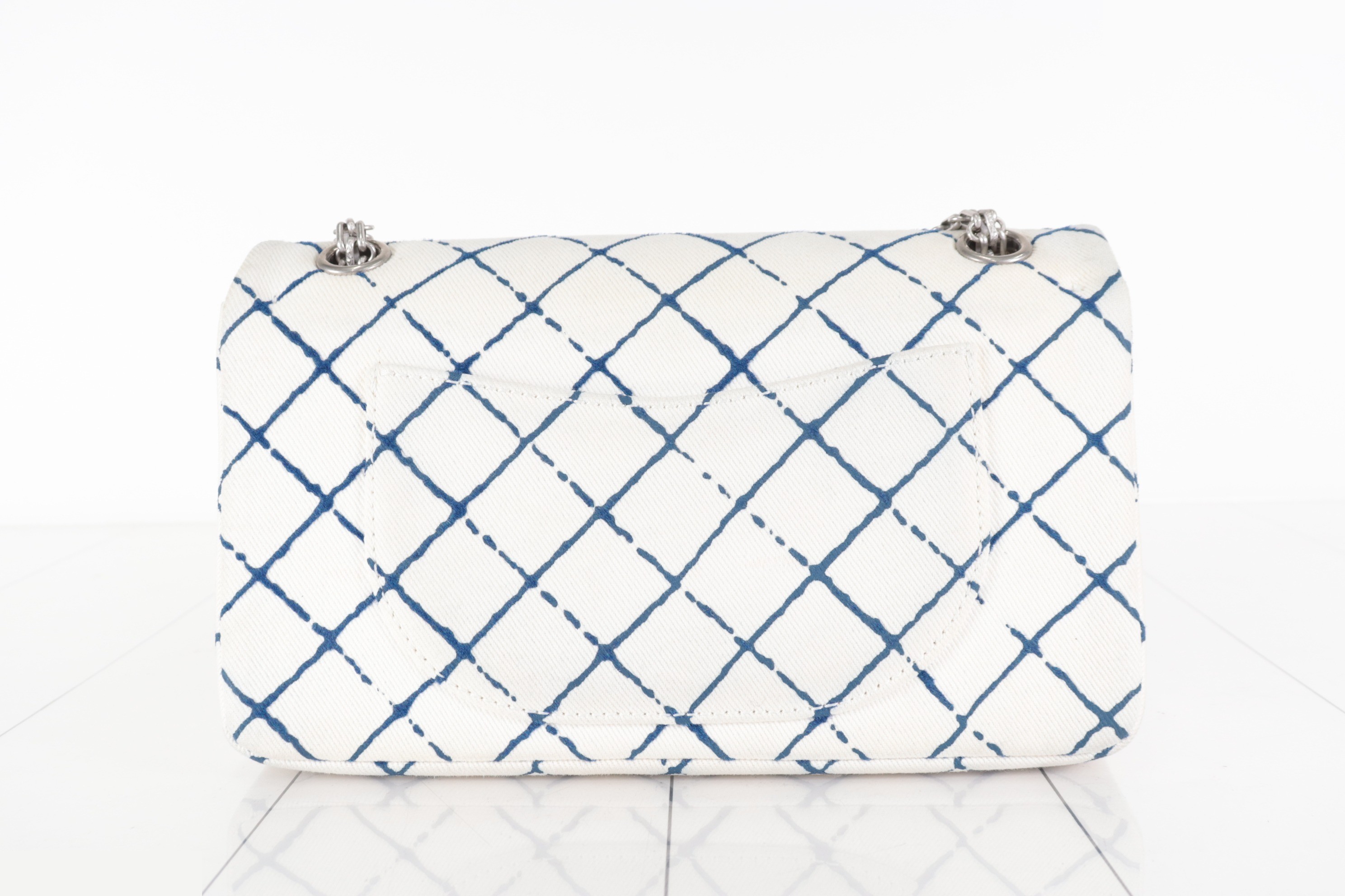 Double flap 25 denim 2.55 chain shoulder bag, white, silver hardware, serial number 25. — view 2