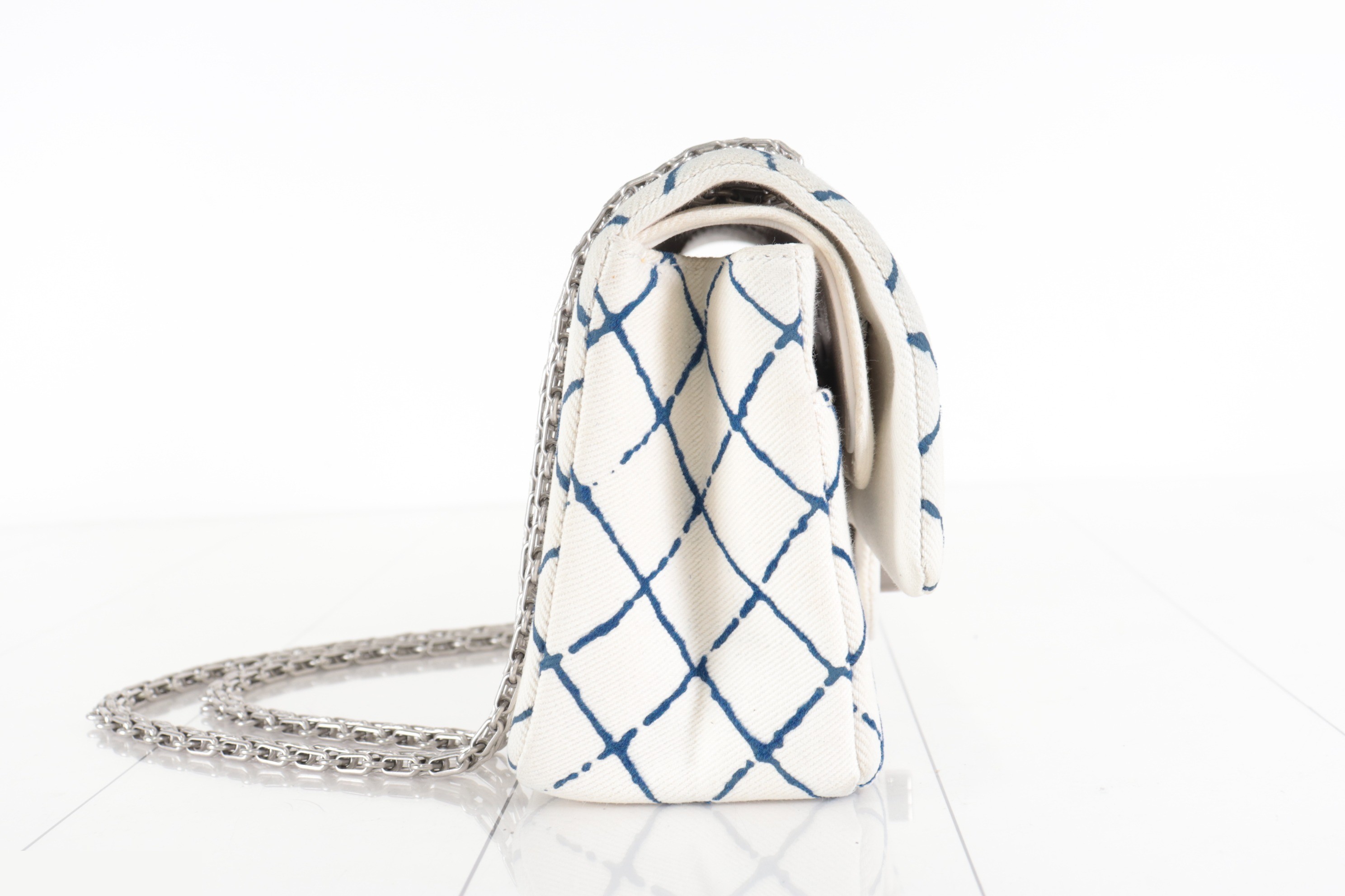 Double flap 25 denim 2.55 chain shoulder bag, white, silver hardware, serial number 25. — view 3