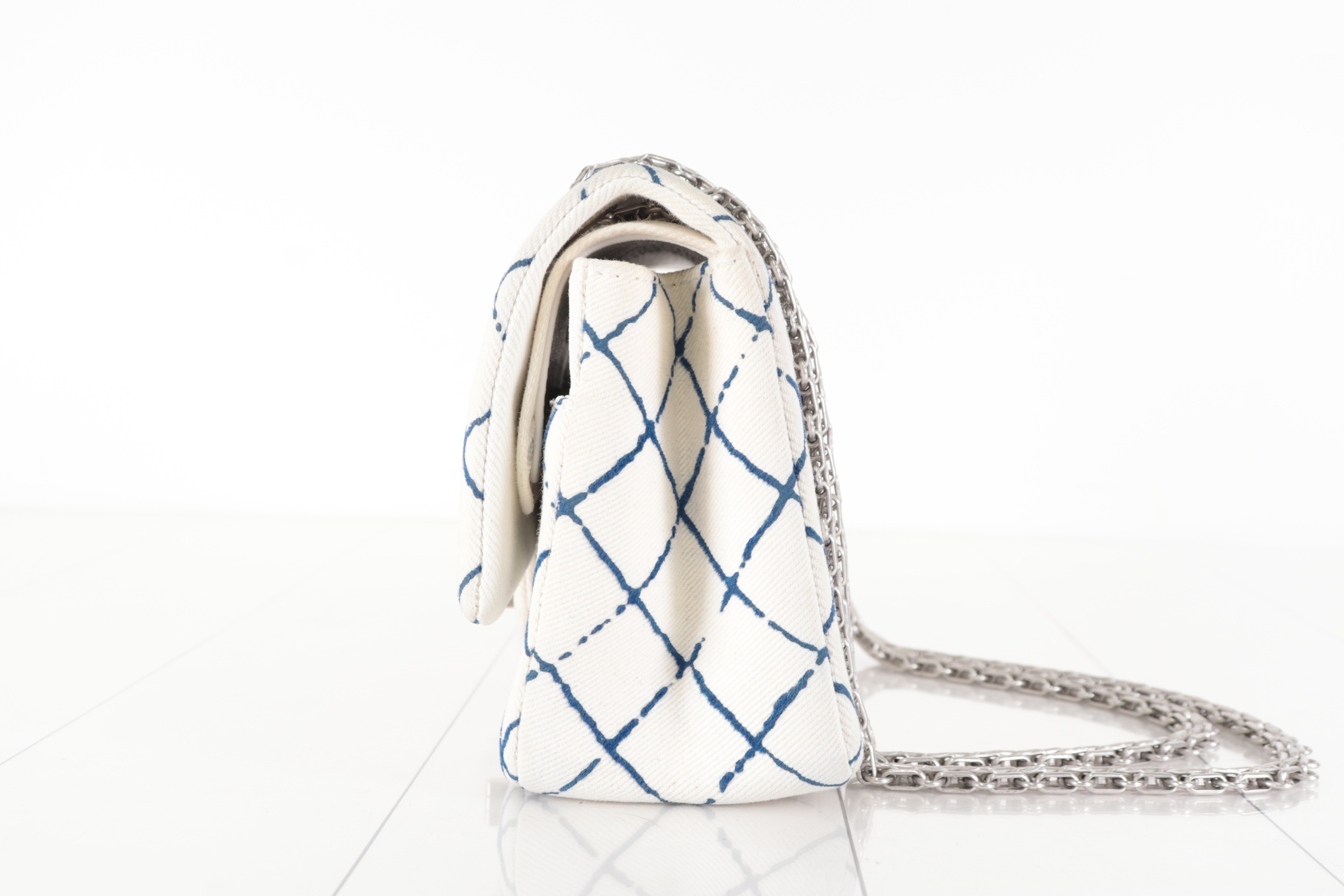 Double flap 25 denim 2.55 chain shoulder bag, white, silver hardware, serial number 25. — view 4