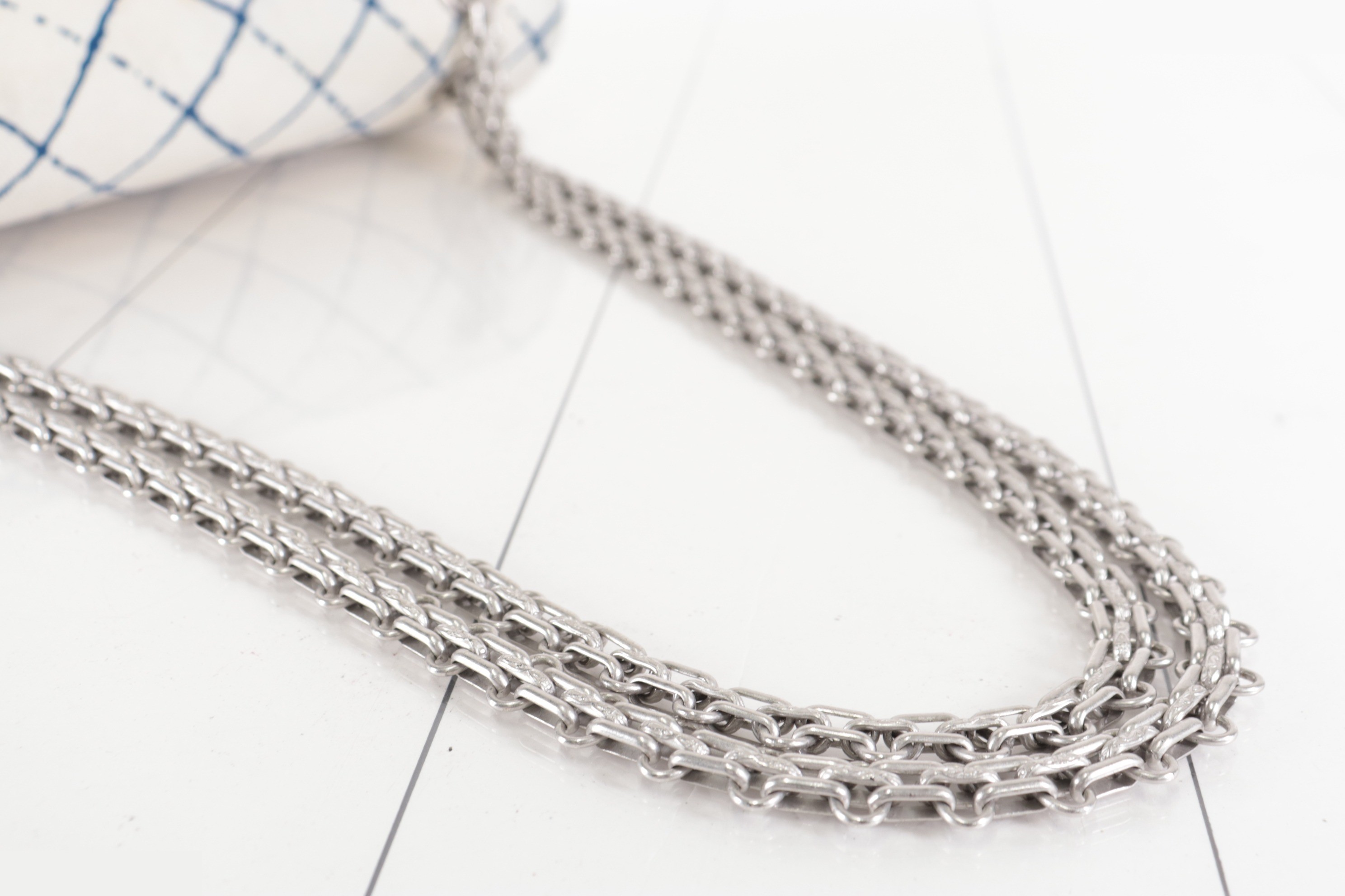 Double flap 25 denim 2.55 chain shoulder bag, white, silver hardware, serial number 25. — view 5