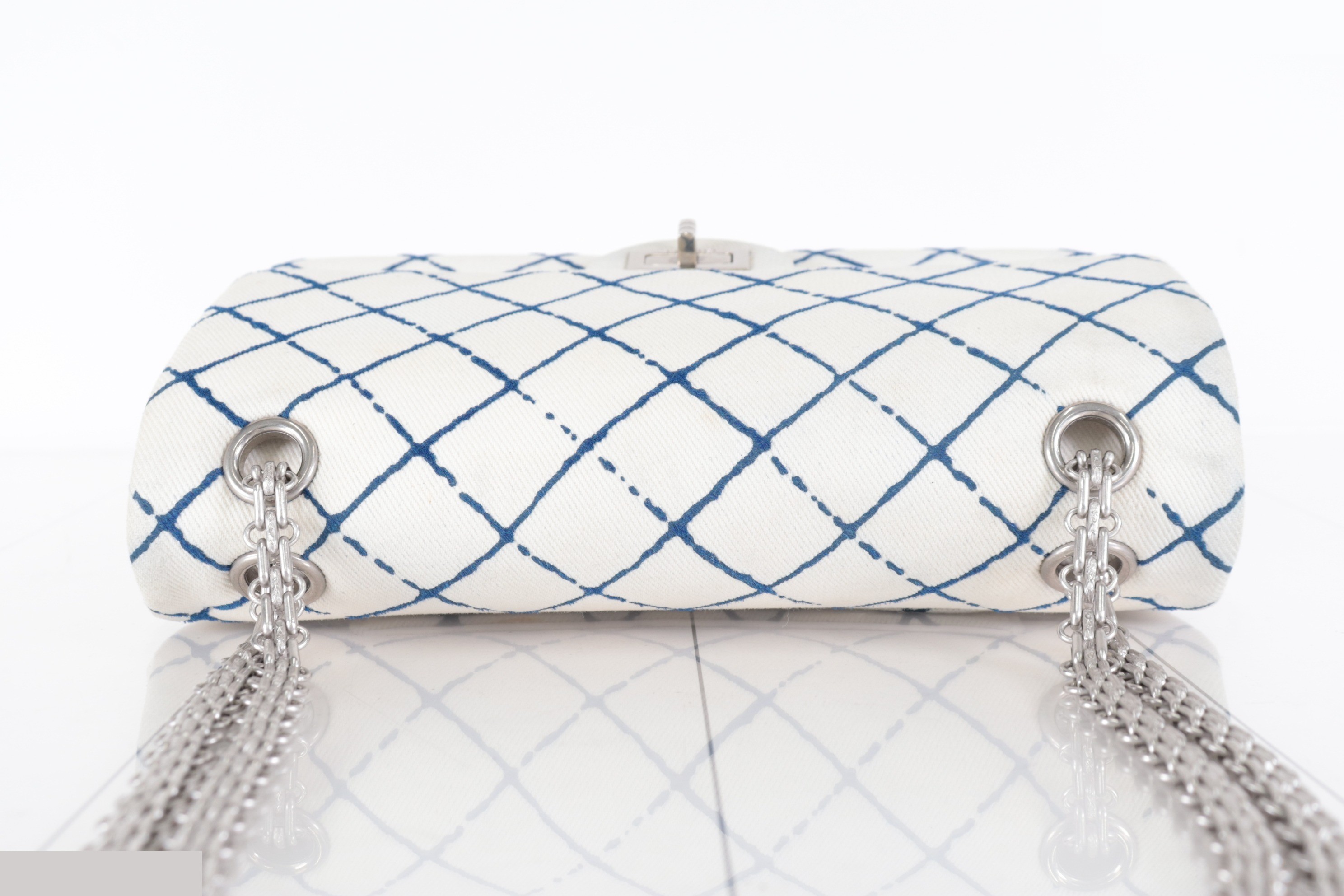 Double flap 25 denim 2.55 chain shoulder bag, white, silver hardware, serial number 25. — view 6