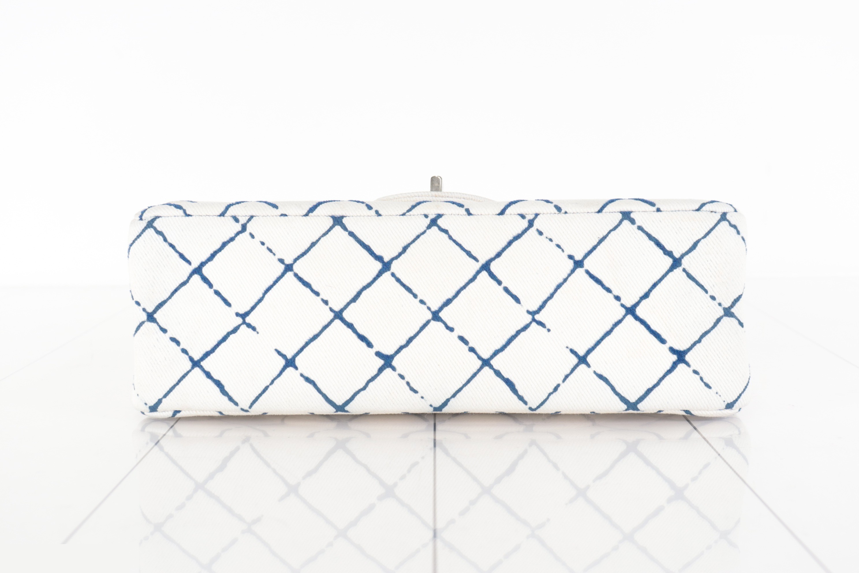 Double flap 25 denim 2.55 chain shoulder bag, white, silver hardware, serial number 25. — view 7