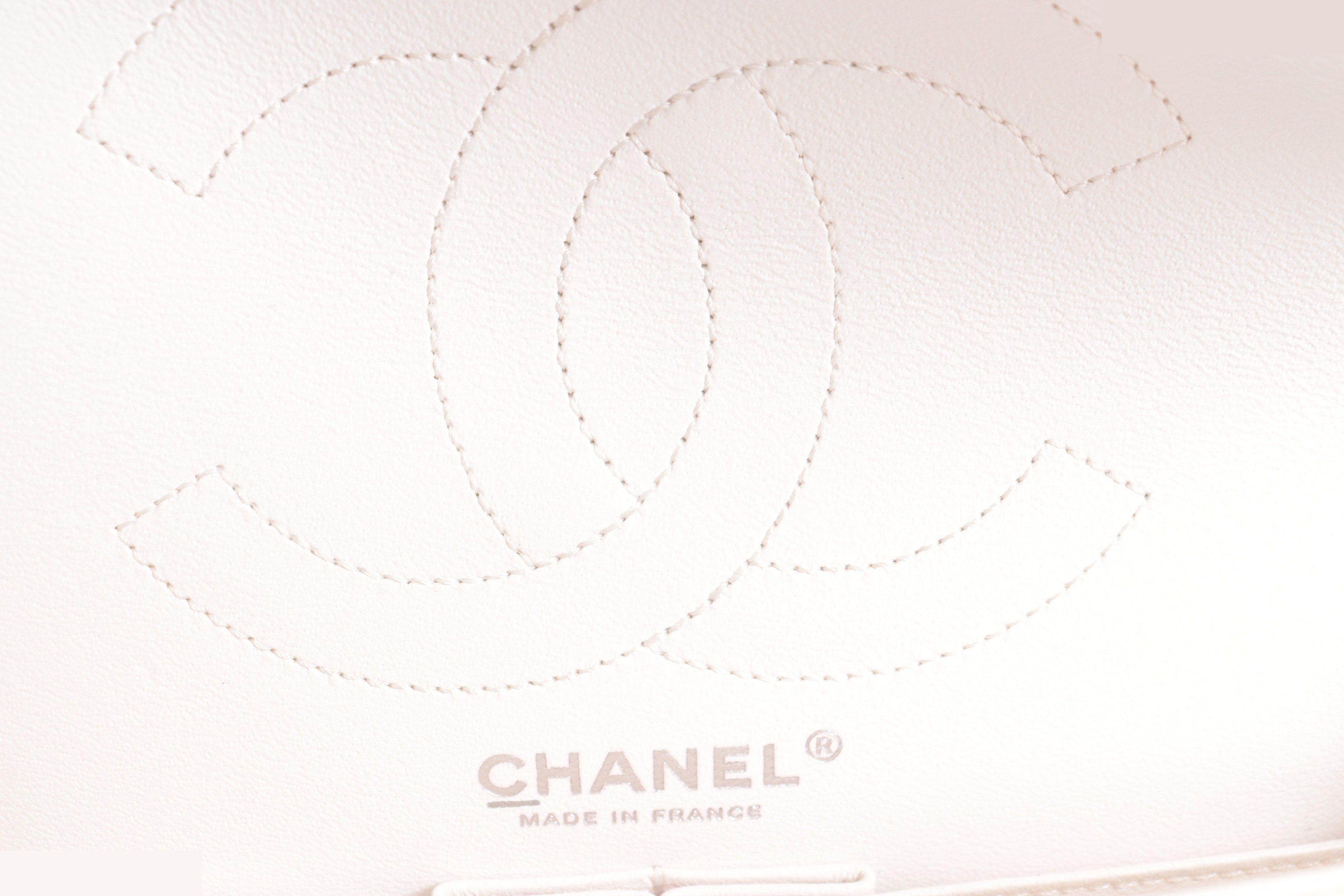 Double flap 25 denim 2.55 chain shoulder bag, white, silver hardware, serial number 25. — view 8