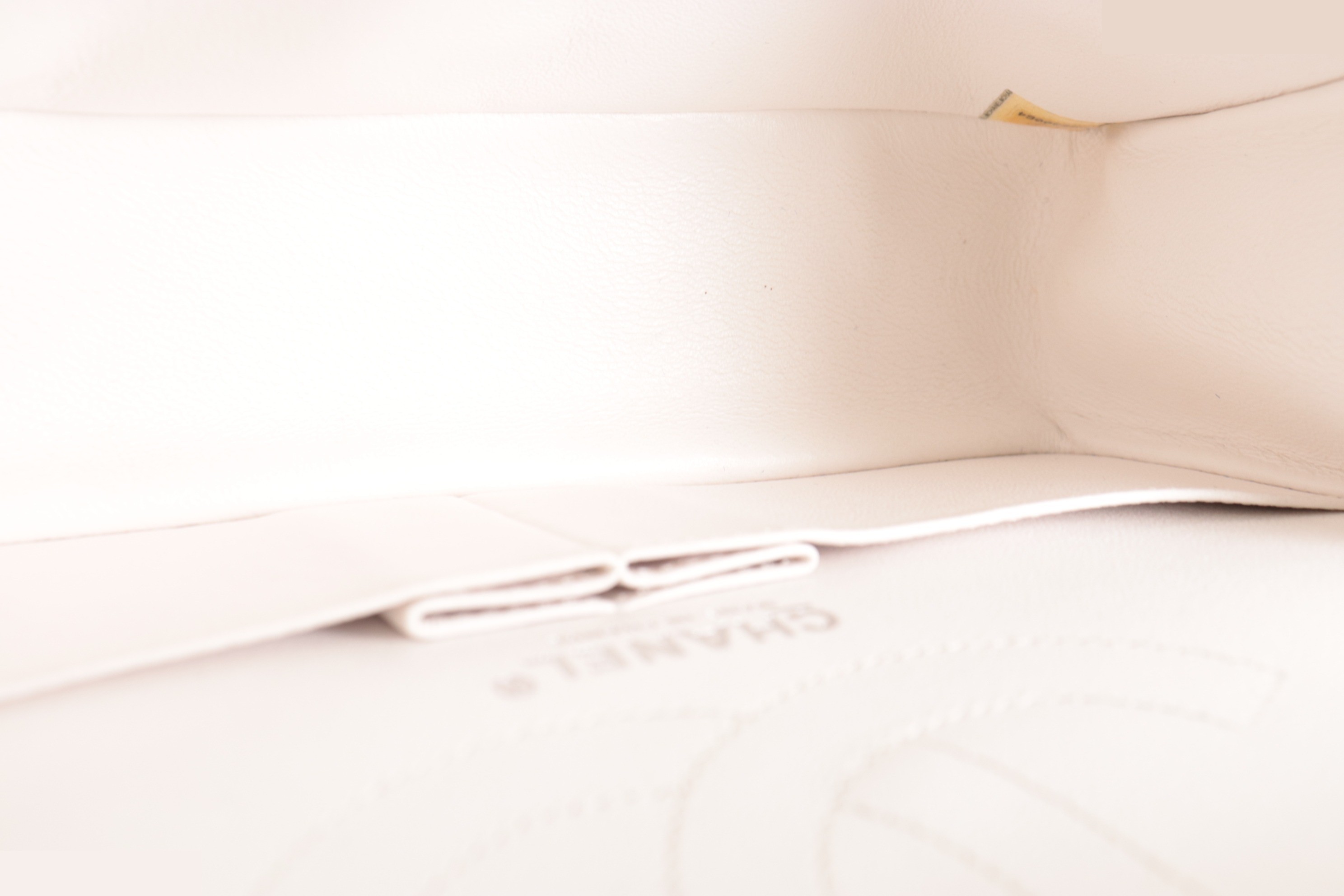 Double flap 25 denim 2.55 chain shoulder bag, white, silver hardware, serial number 25. — view 9