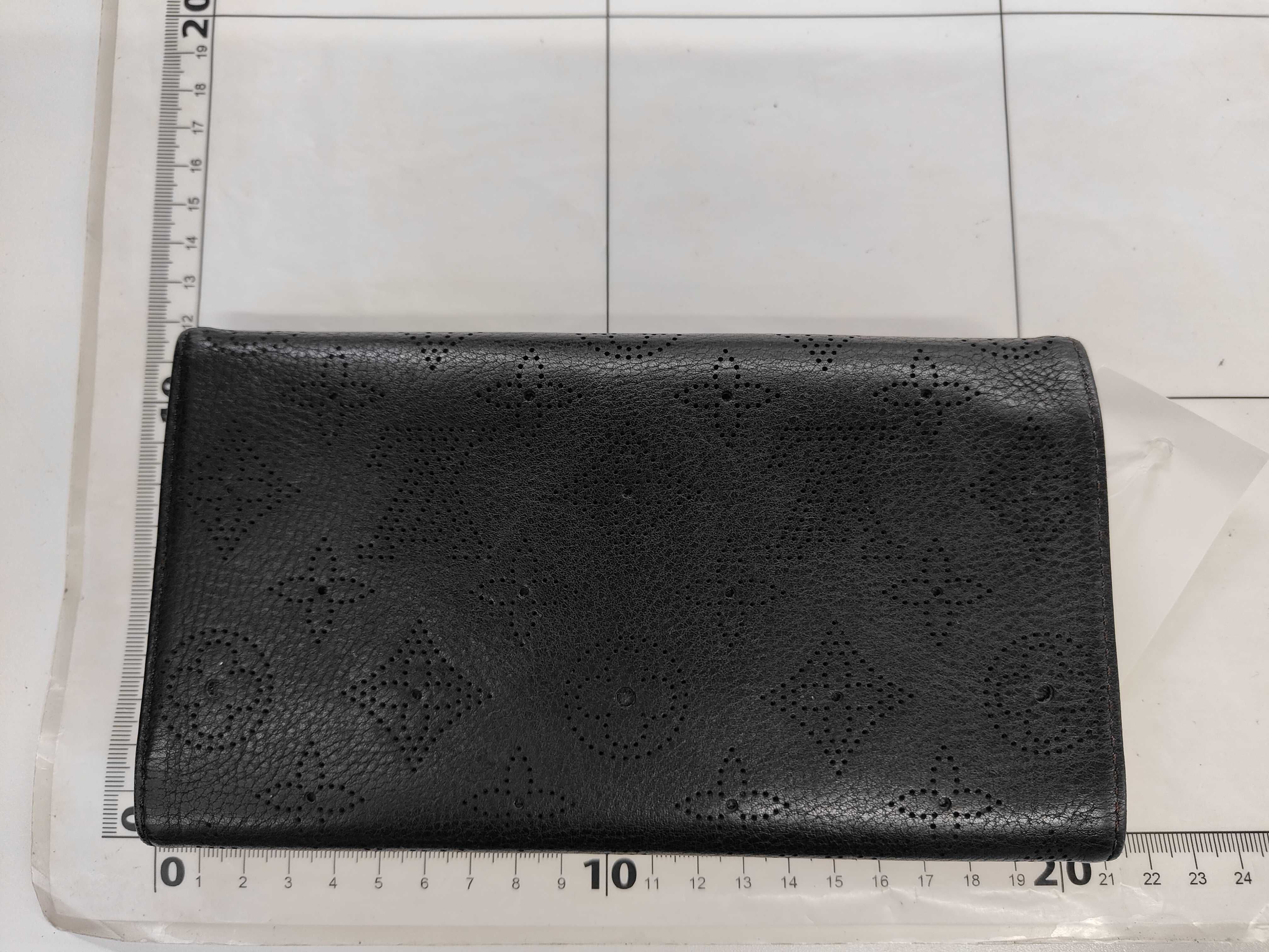 Monogram Mahina Portefeuille Amelia M58162 Noir Silver Hardware Wallet — view 2