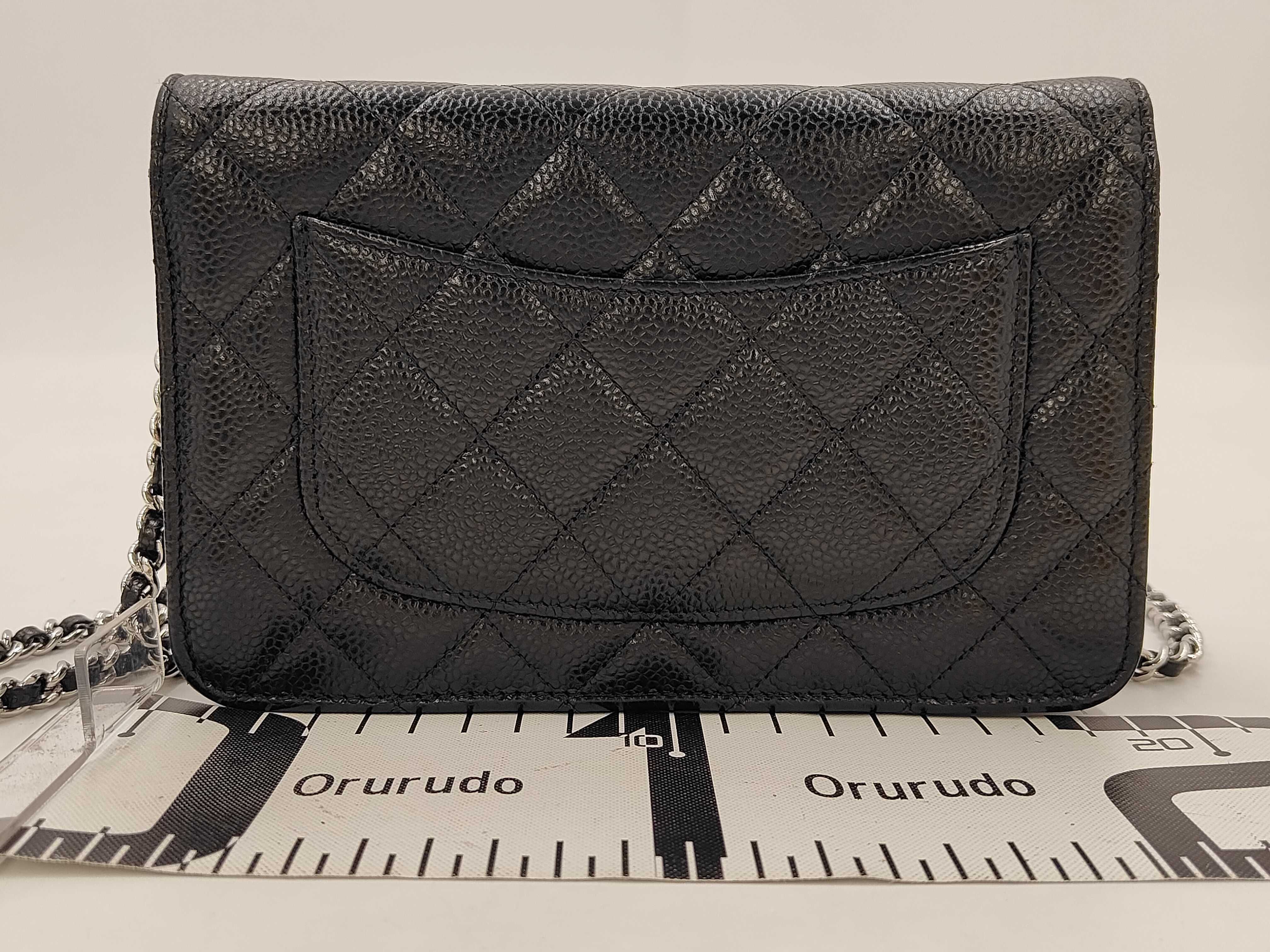 Classic Chain Wallet Matelassé Caviar Skin Black Silver Hardware AP0250 Shoulder Bag — view 2