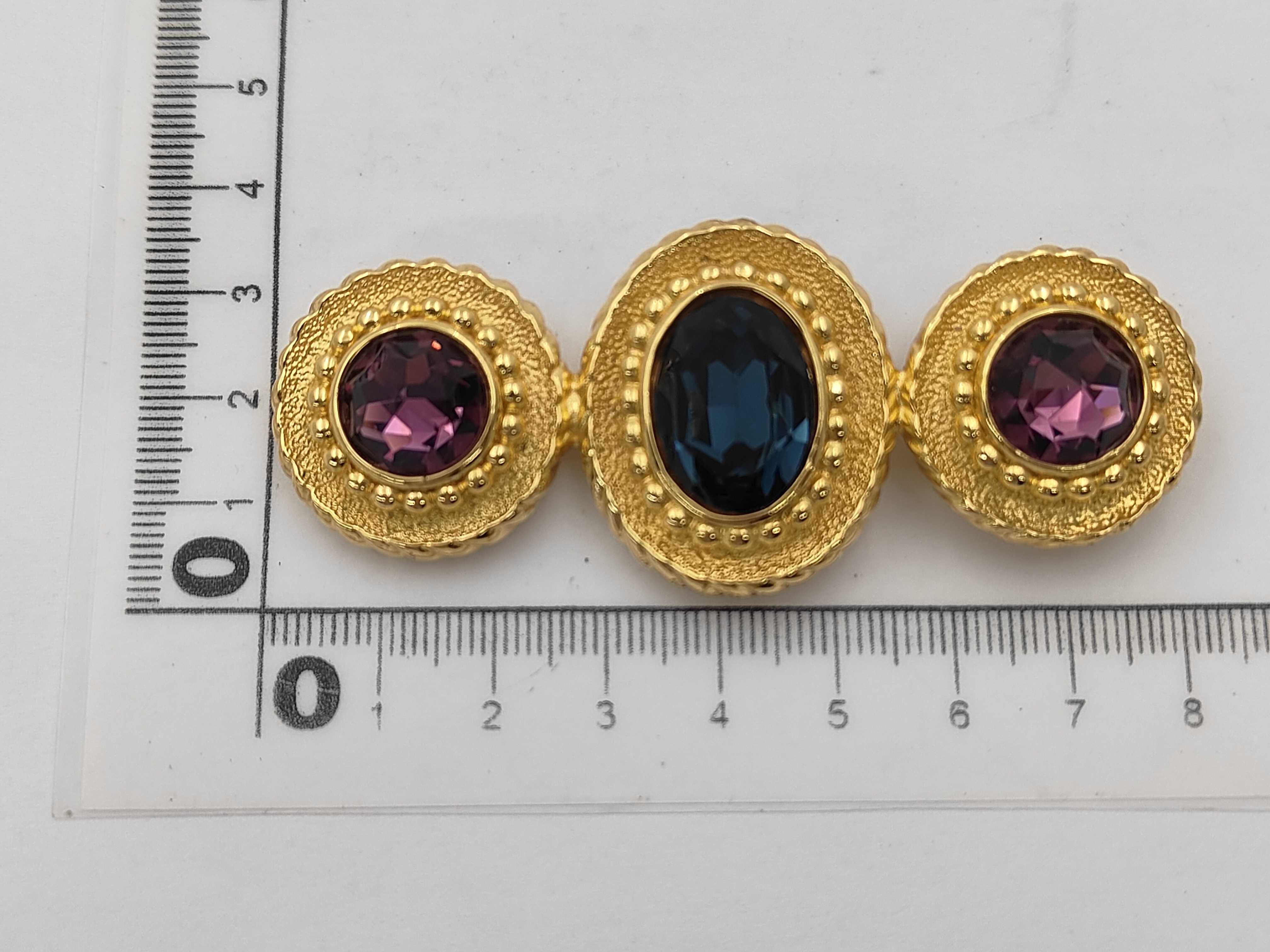 vintage brooch with gold-plated hardware and rhinestones. — view 4