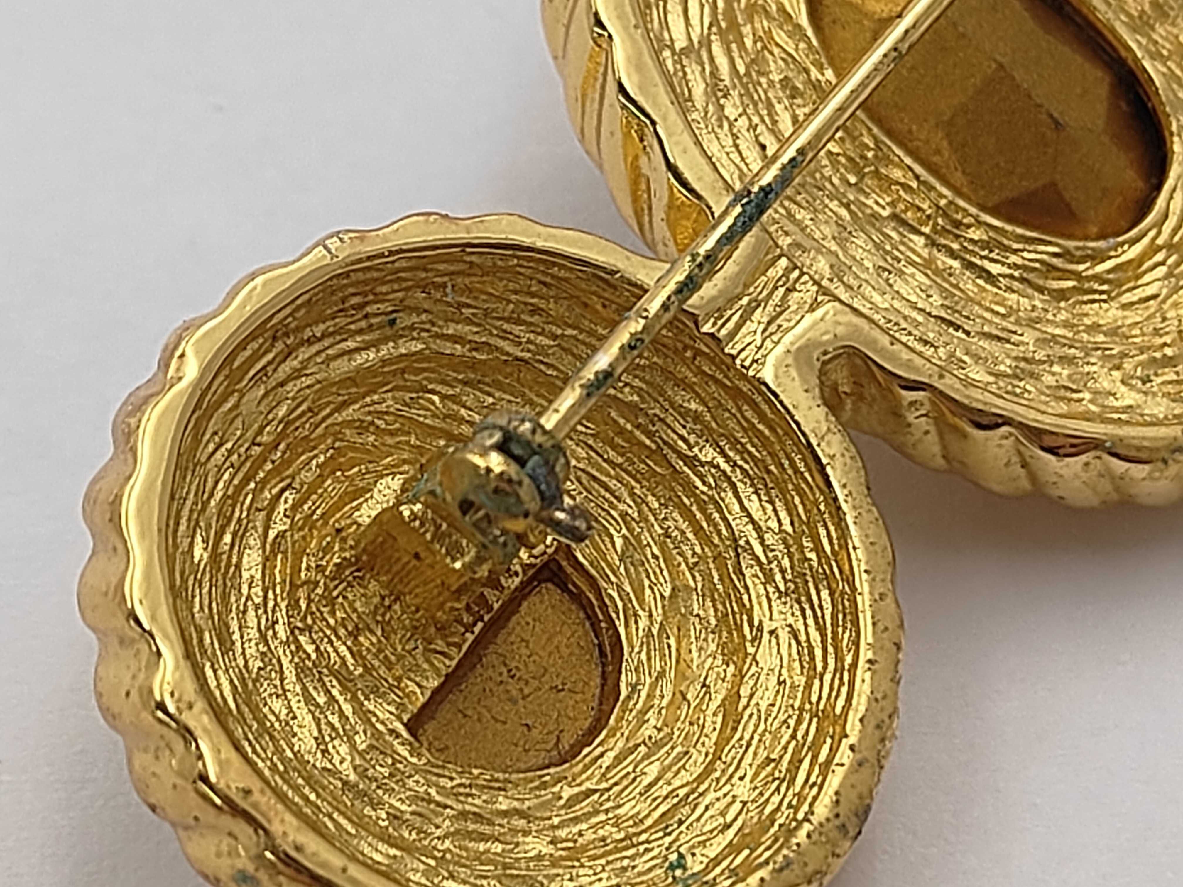 vintage brooch with gold-plated hardware and rhinestones. — view 6