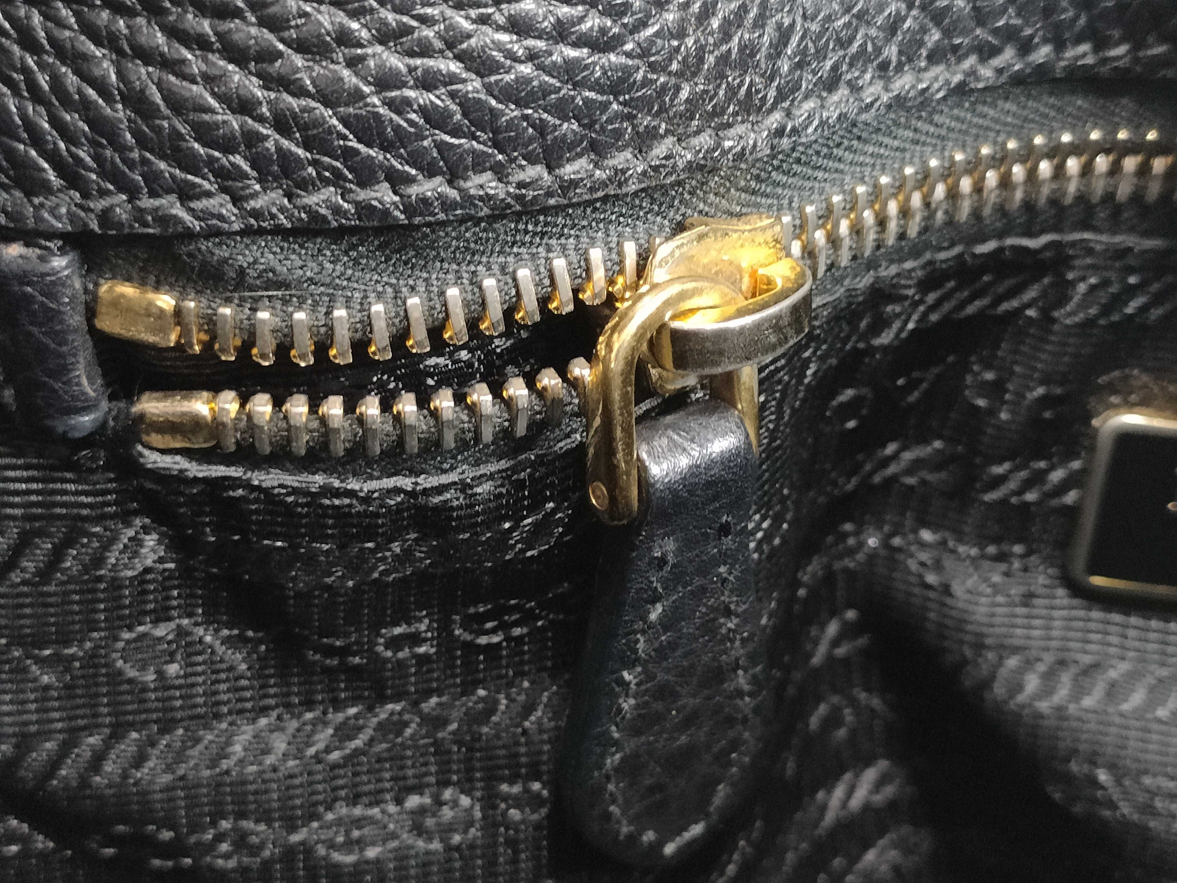 One-Shoulder Bag / Vitello Daino / Black — view 13