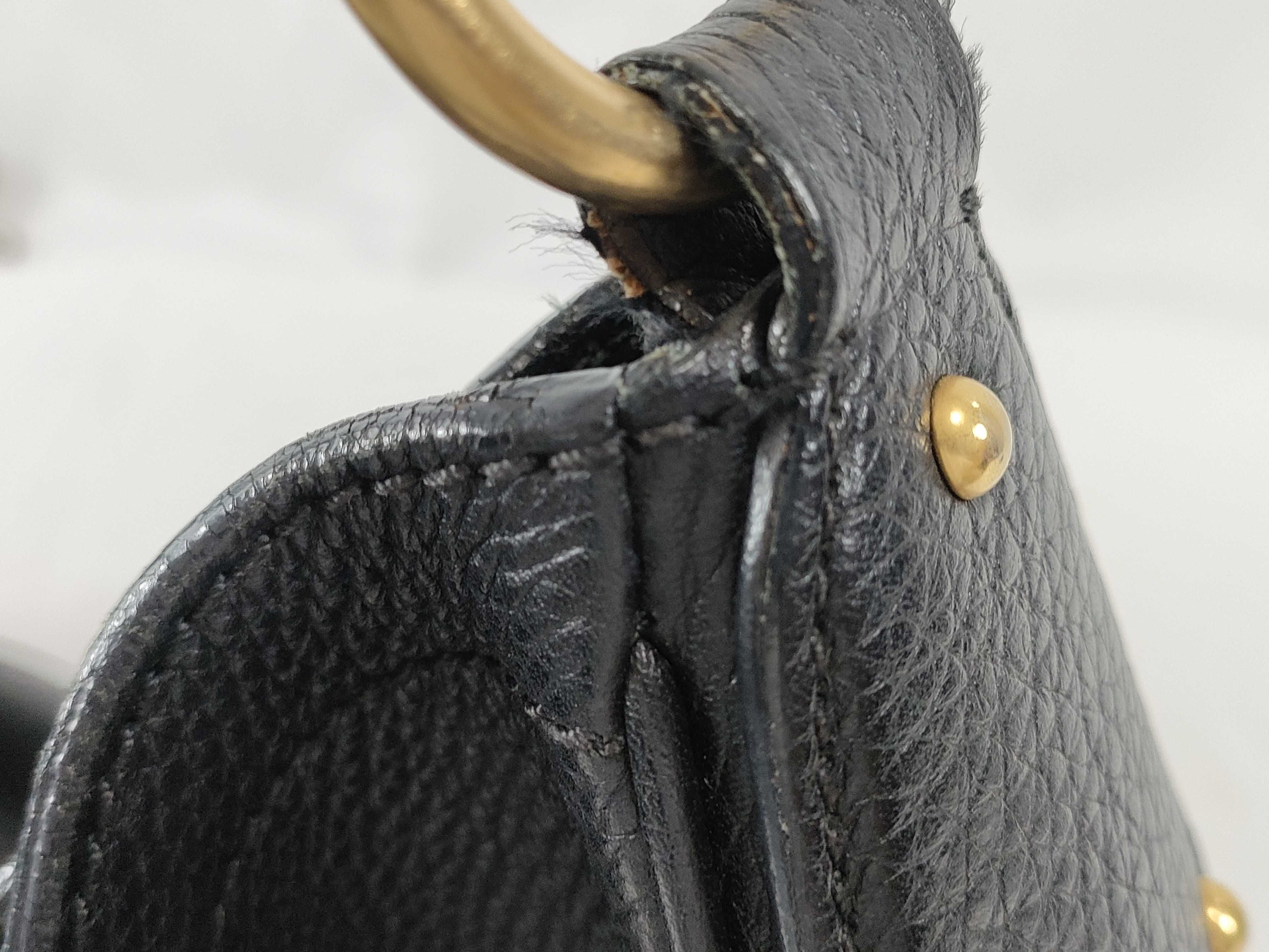 One-Shoulder Bag / Vitello Daino / Black — view 15
