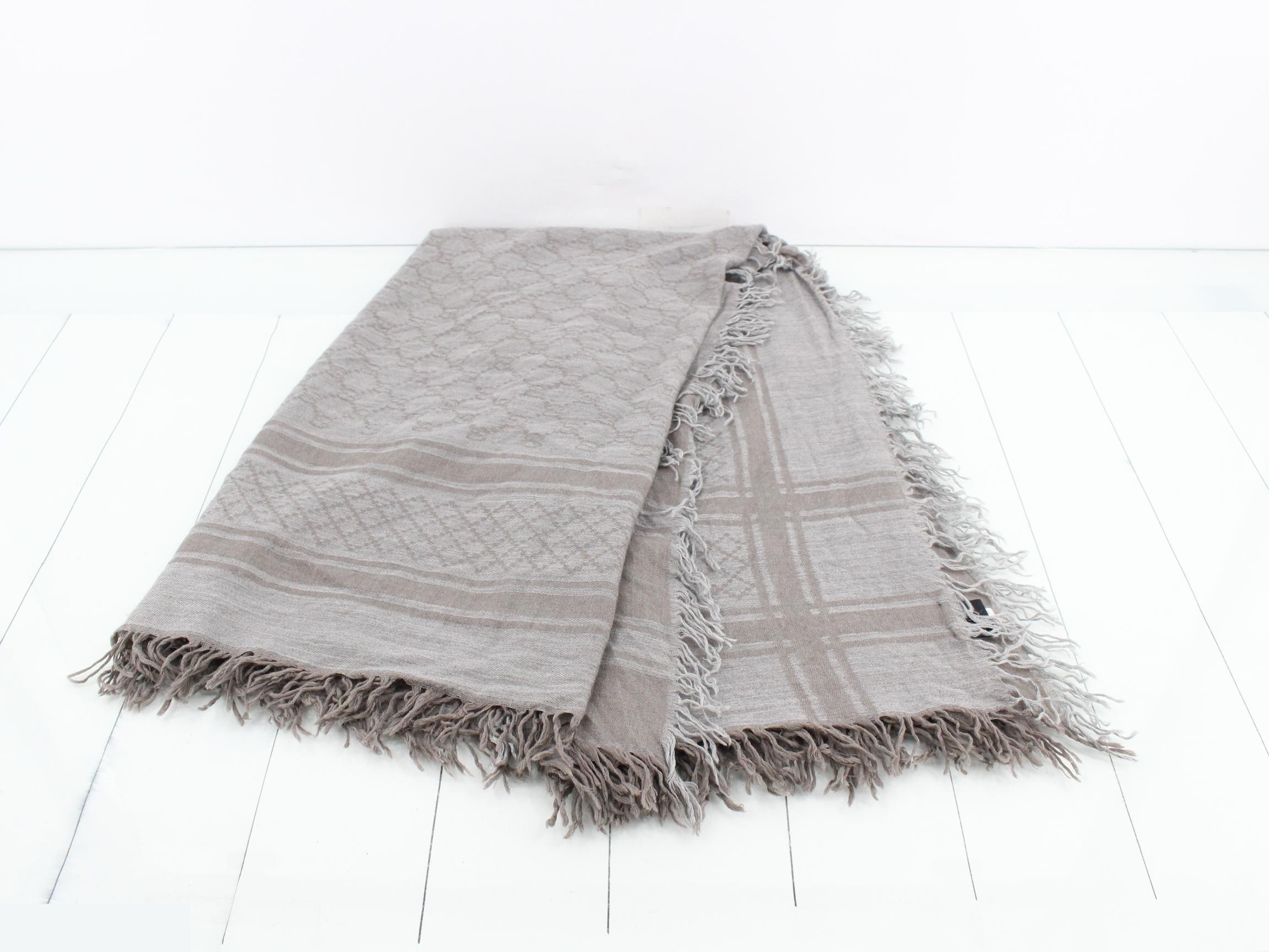 GG pattern stole, gray — view 2