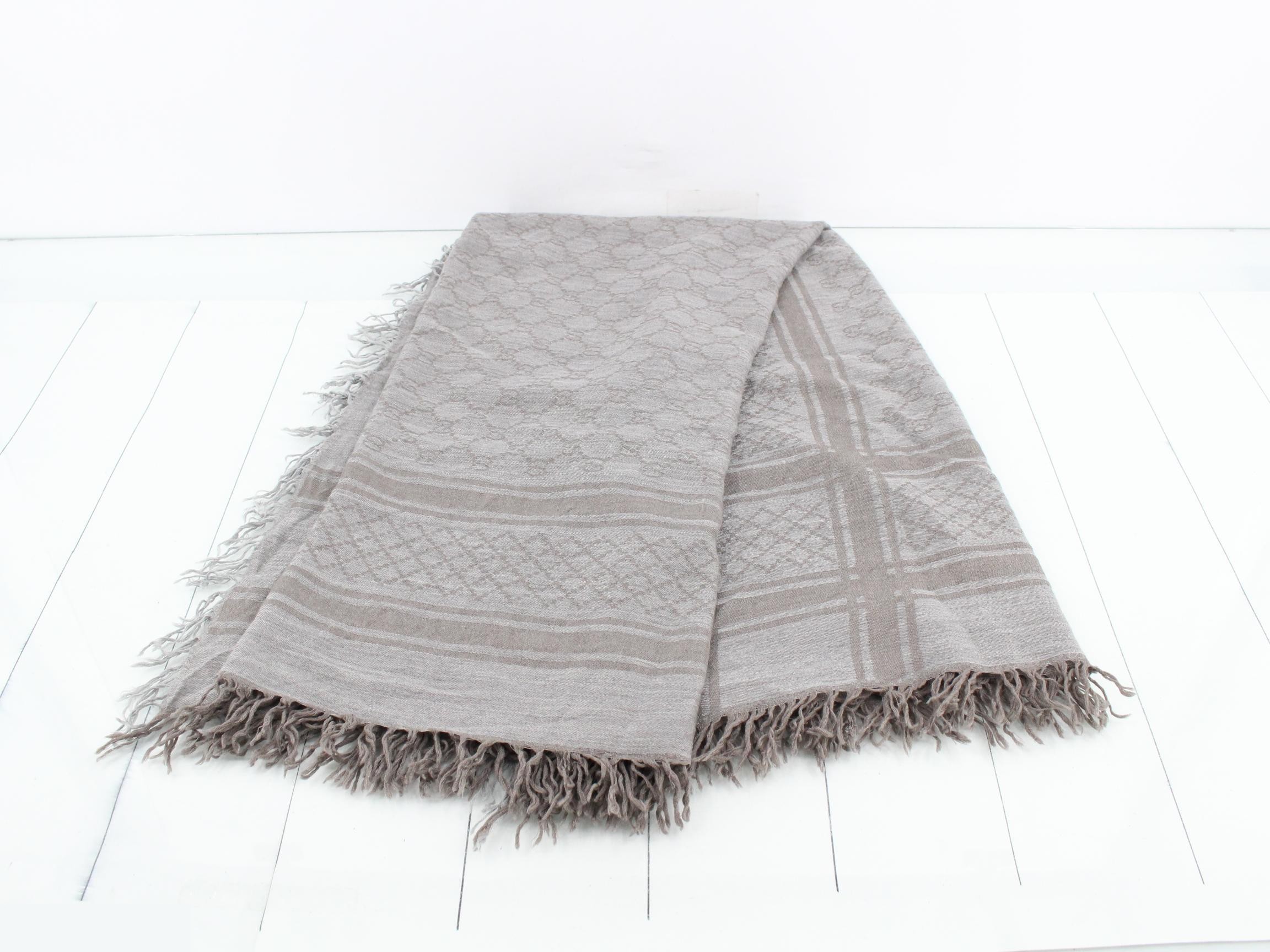GG pattern stole, gray — view 3