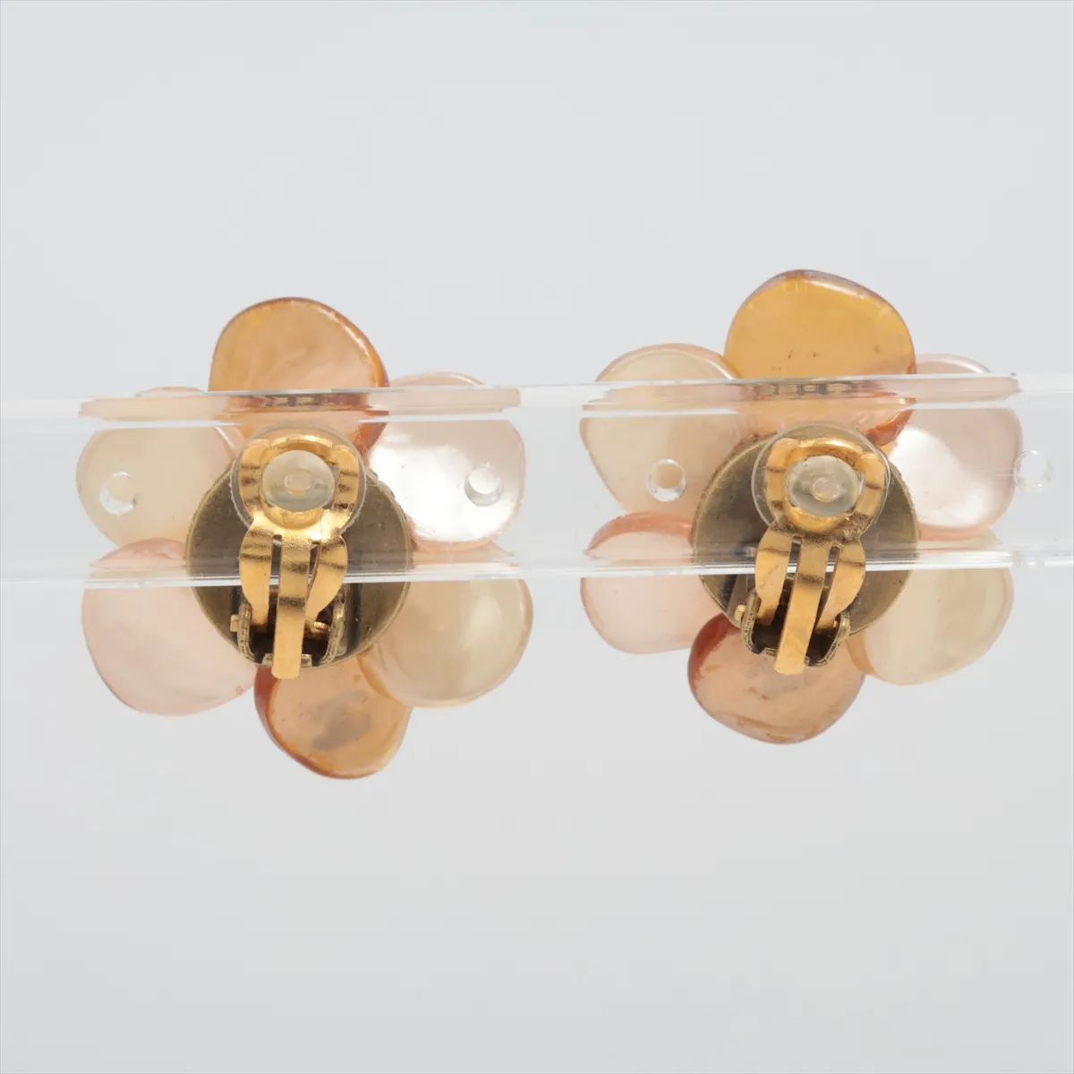 Coco Mark Camellia 00A Earrings (Pair) GP x Resin Gold — view 2