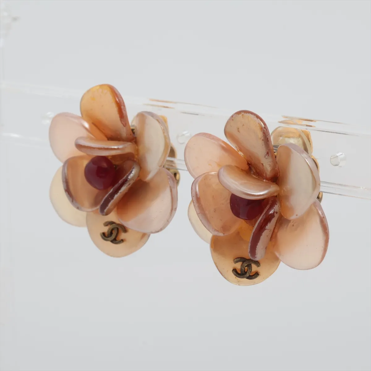 Coco Mark Camellia 00A Earrings (Pair) GP x Resin Gold — view 3