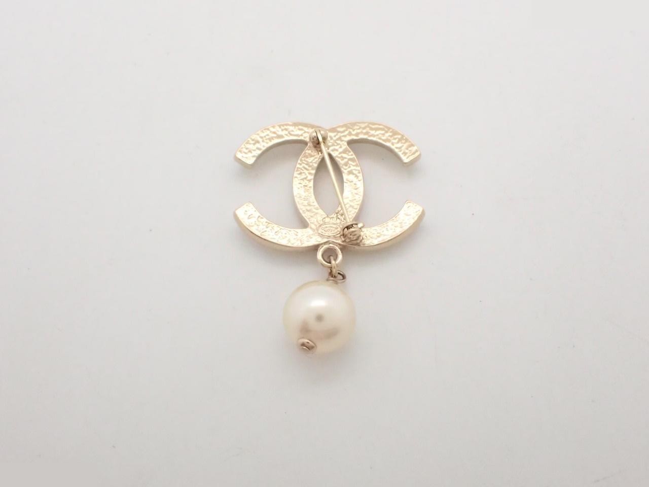 brooch 10V — view 2