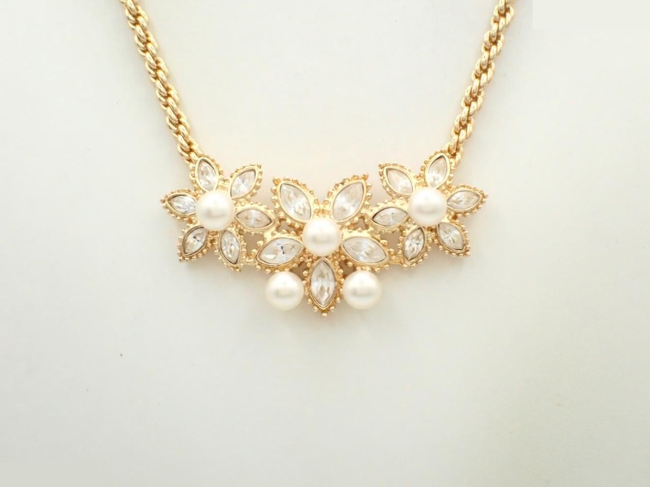 necklace, with box, total length approximately 42 cm.
