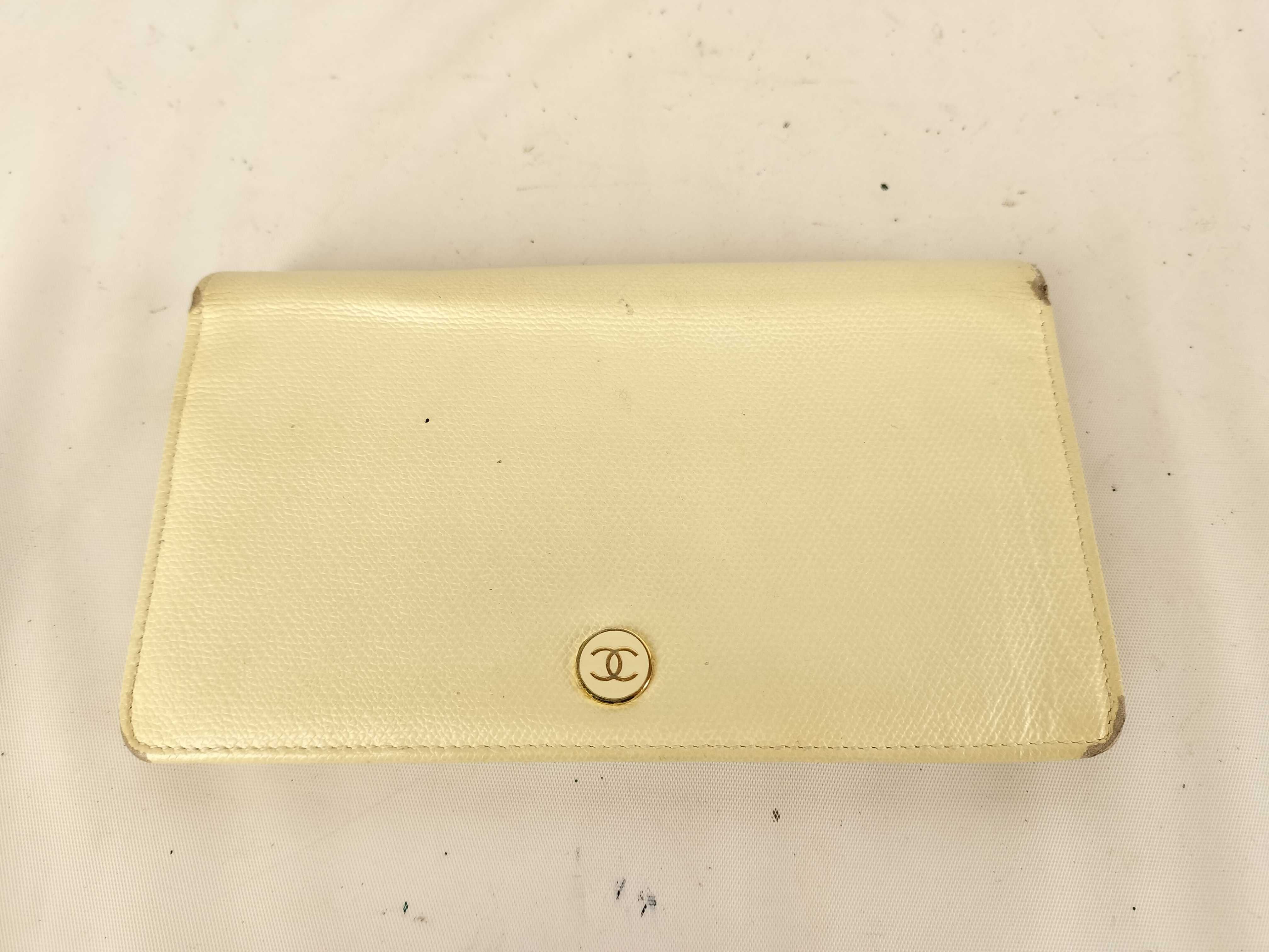 Caviar Skin Wallet White