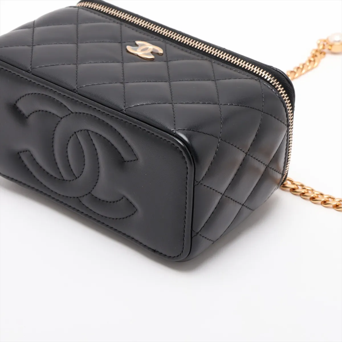 Matelassé Lambskin Chain Shoulder Bag Vanity Case Pearl Black Gold Hardware X9H90UC7 Random Serial Number — view 3