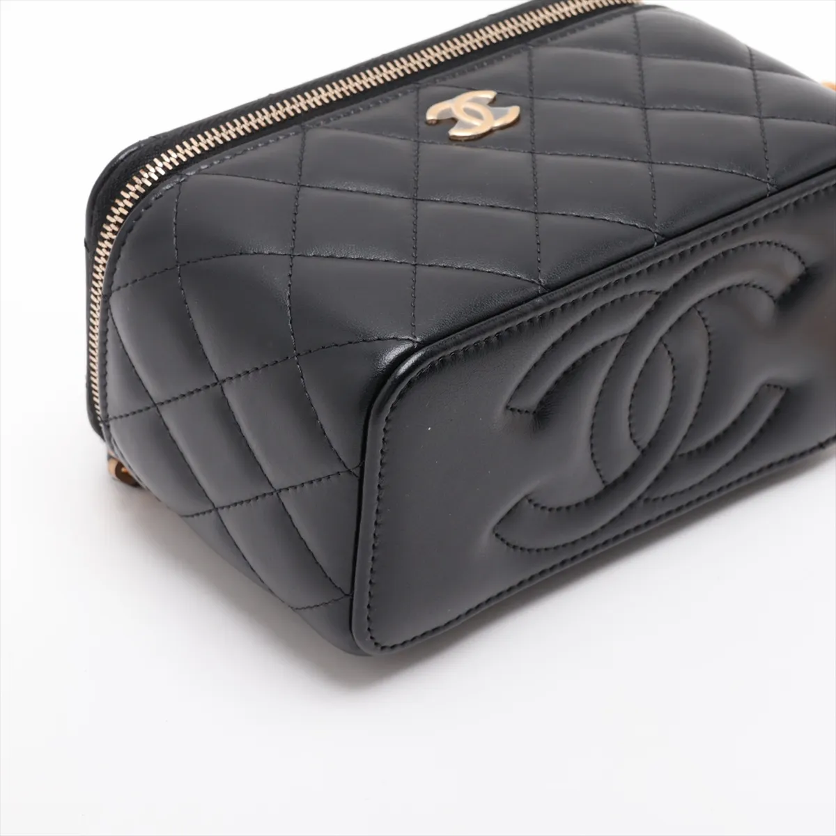 Matelassé Lambskin Chain Shoulder Bag Vanity Case Pearl Black Gold Hardware X9H90UC7 Random Serial Number — view 4