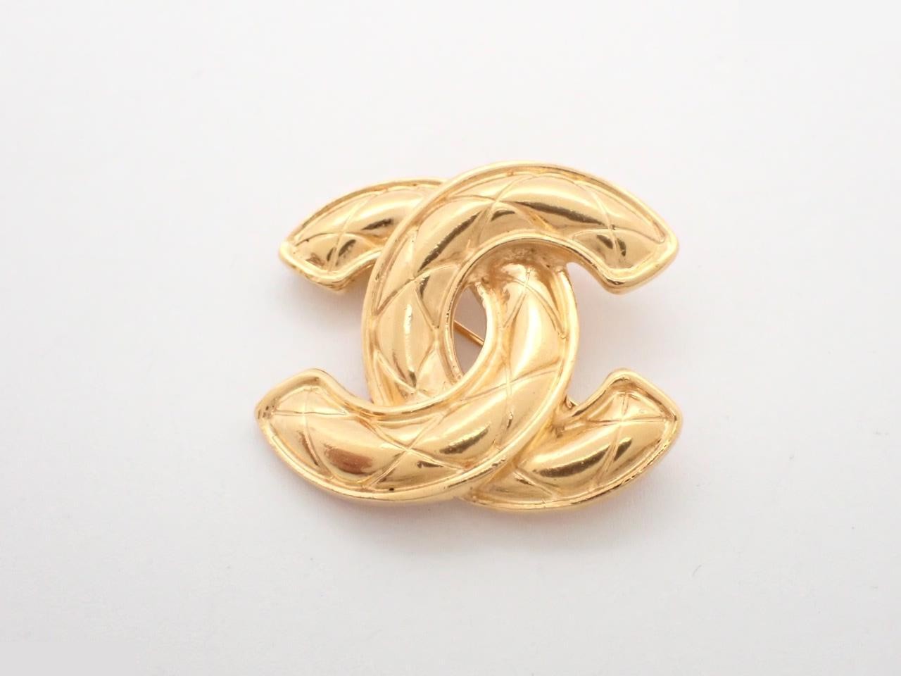Coco Mark Matelassé Gold Brooch 1153