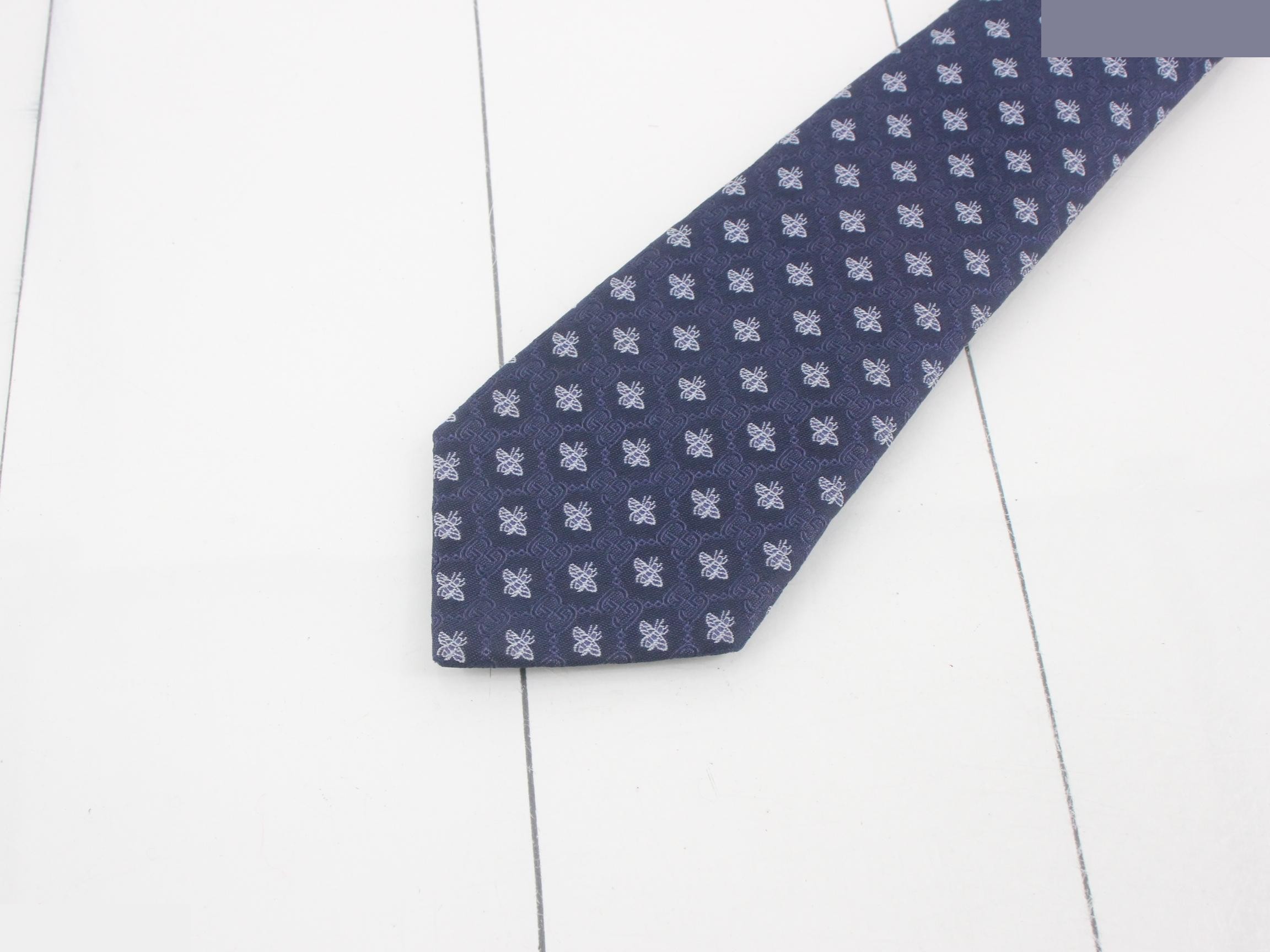 Bee pattern, navy tie — view 3