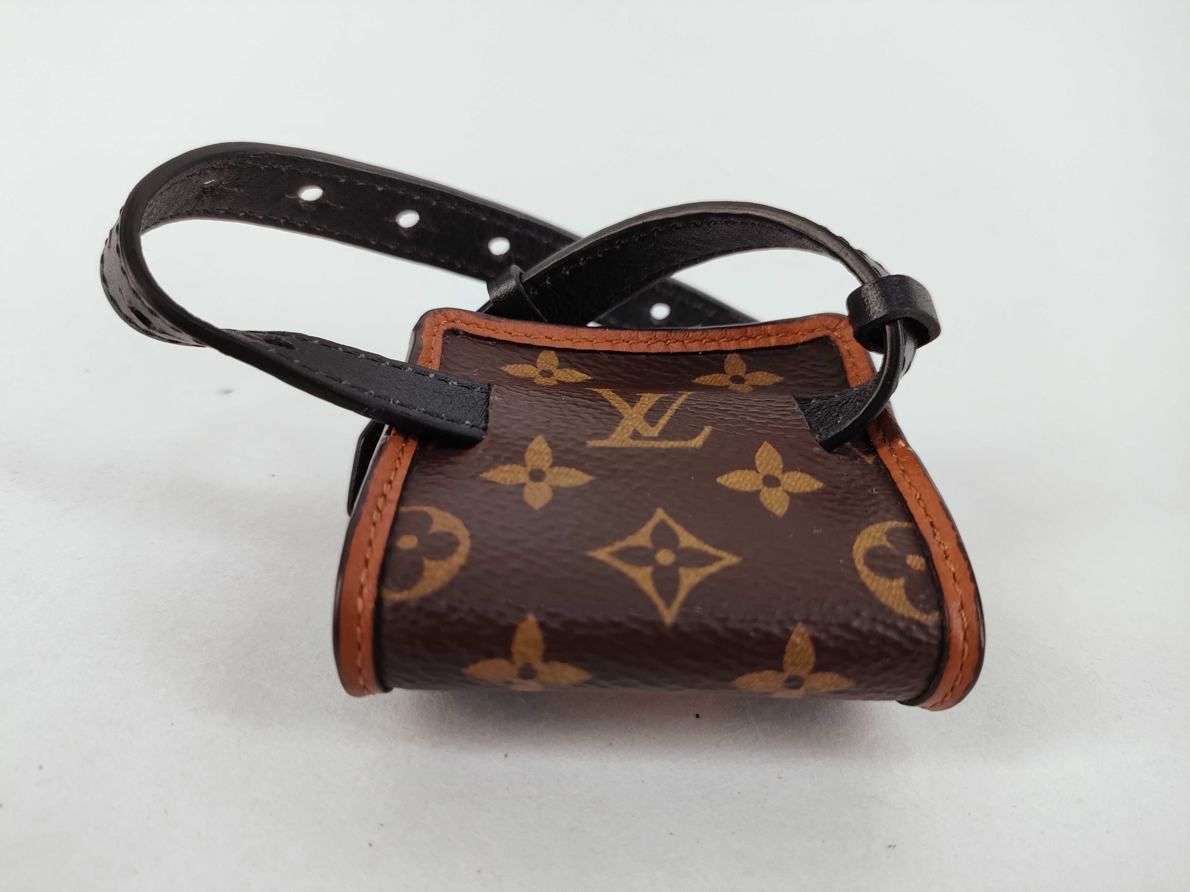 Monogram Louis Vuitton M6786A Monogram Bracelet Party Dauphine Earphone Case and other accessories — view 5