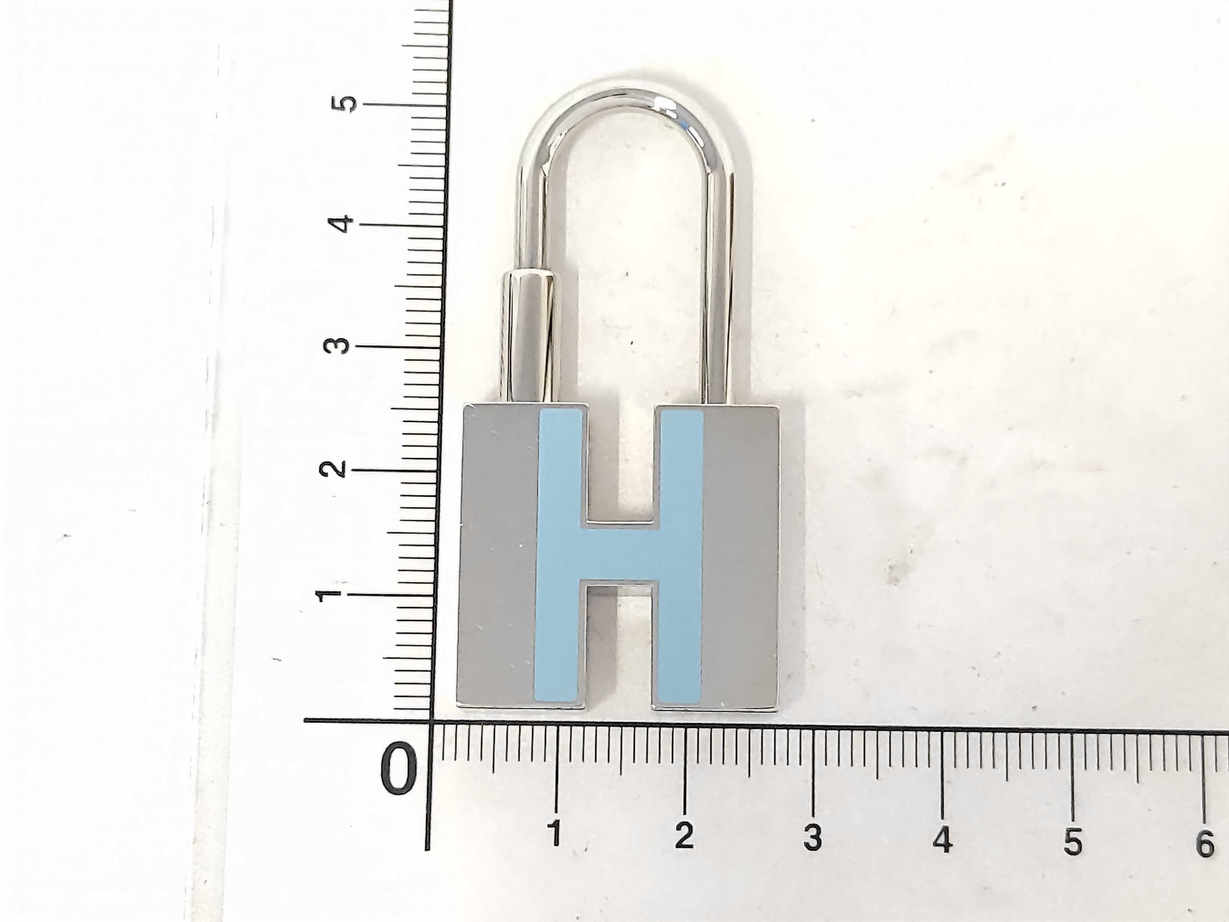padlock bag charm, GP silver blue, Hermes accessories. — view 2