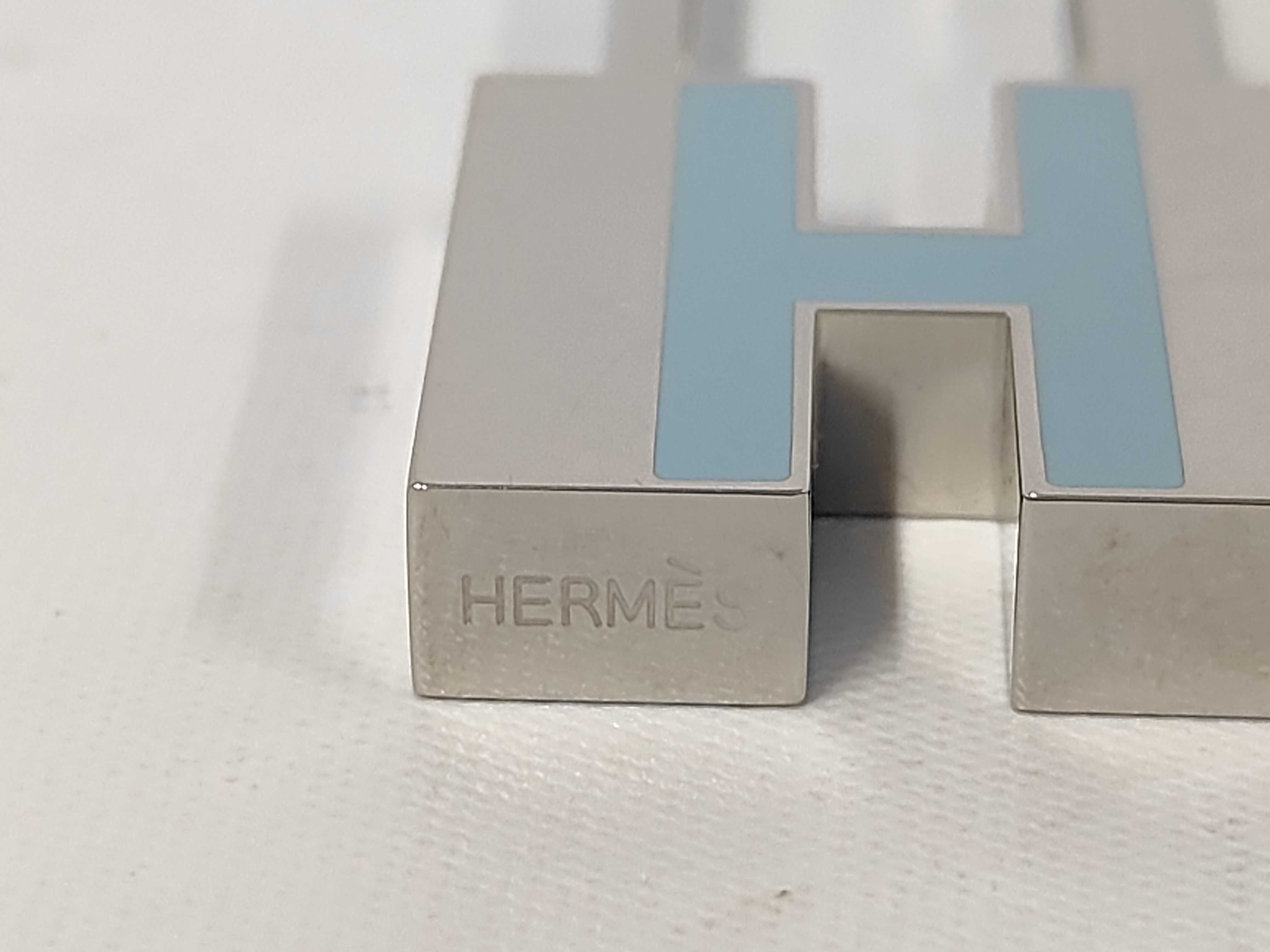 padlock bag charm, GP silver blue, Hermes accessories. — view 3