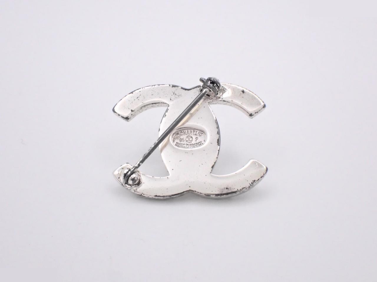 Silver turn-lock brooch — view 2
