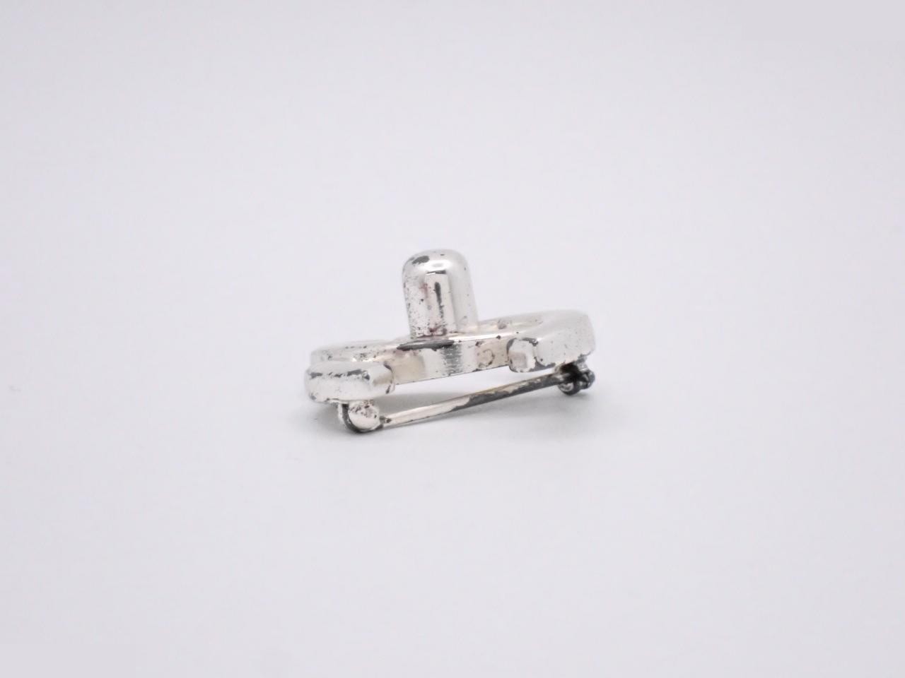 Silver turn-lock brooch — view 3