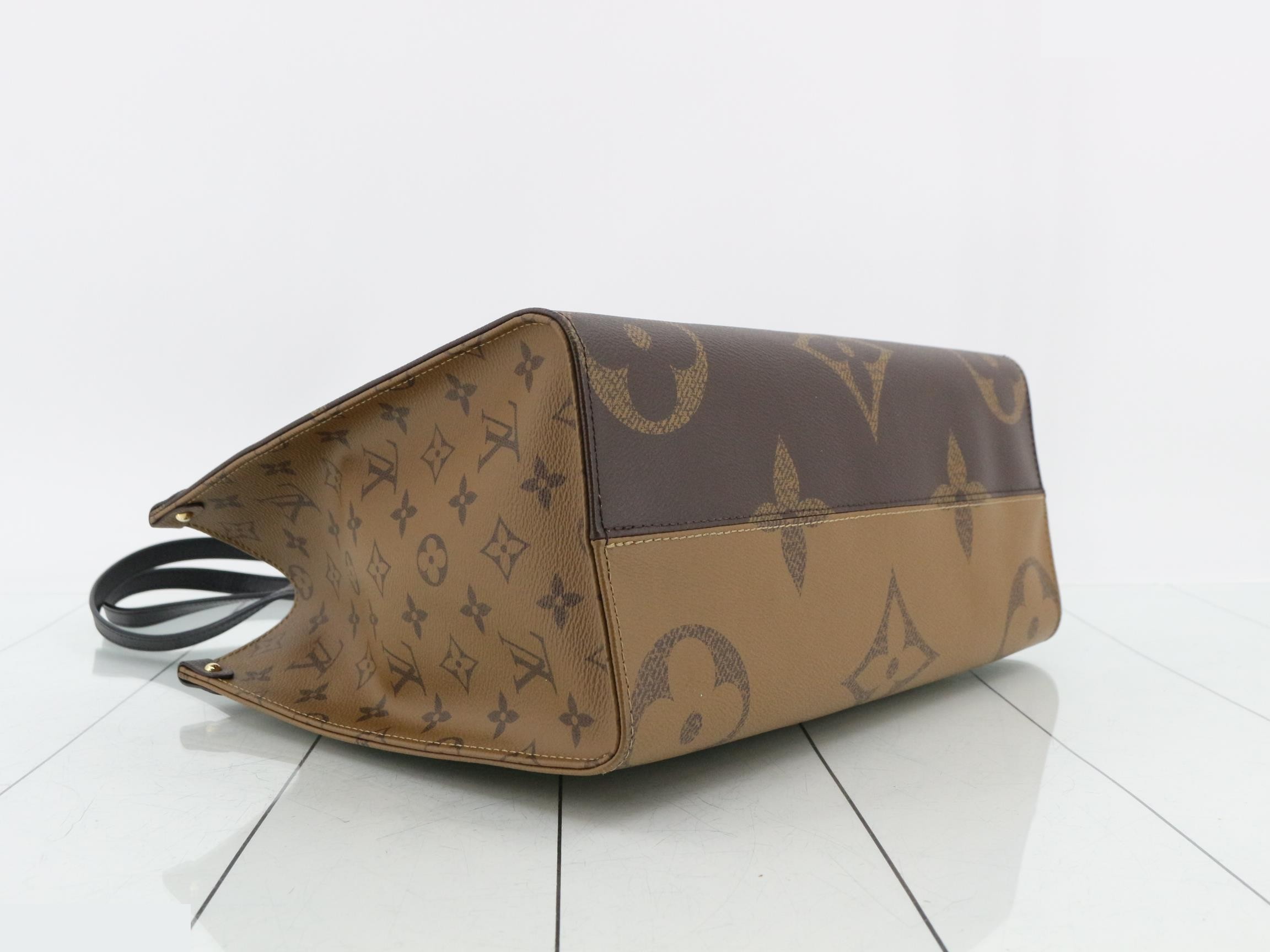Monogram Giant Reverse OnTheGo MM 2-Way Tote Bag — view 5