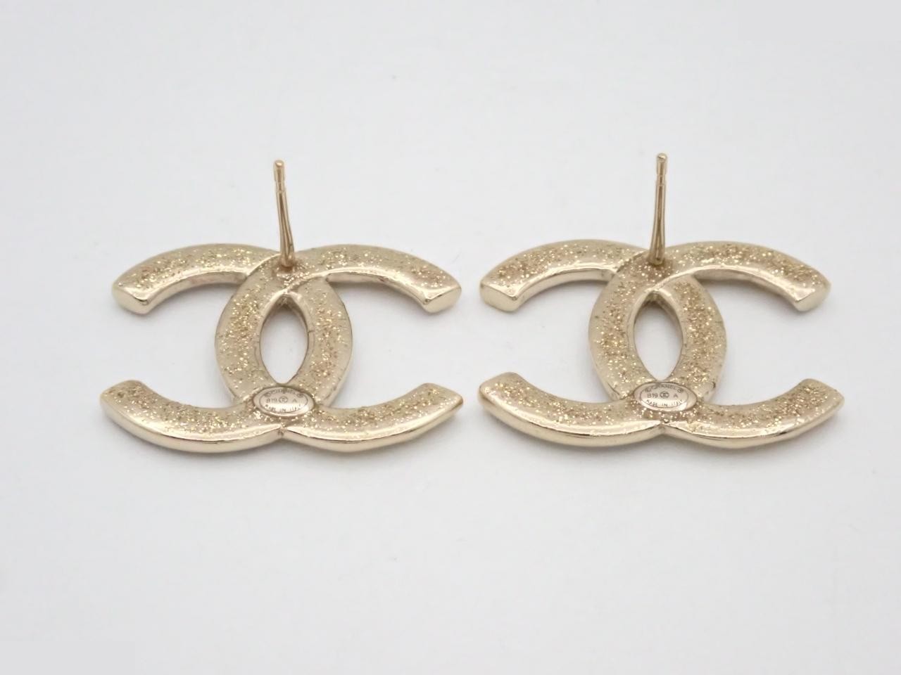 Matelassé Coco Mark Lanstone Earrings, missing backing, 7.7g — view 2