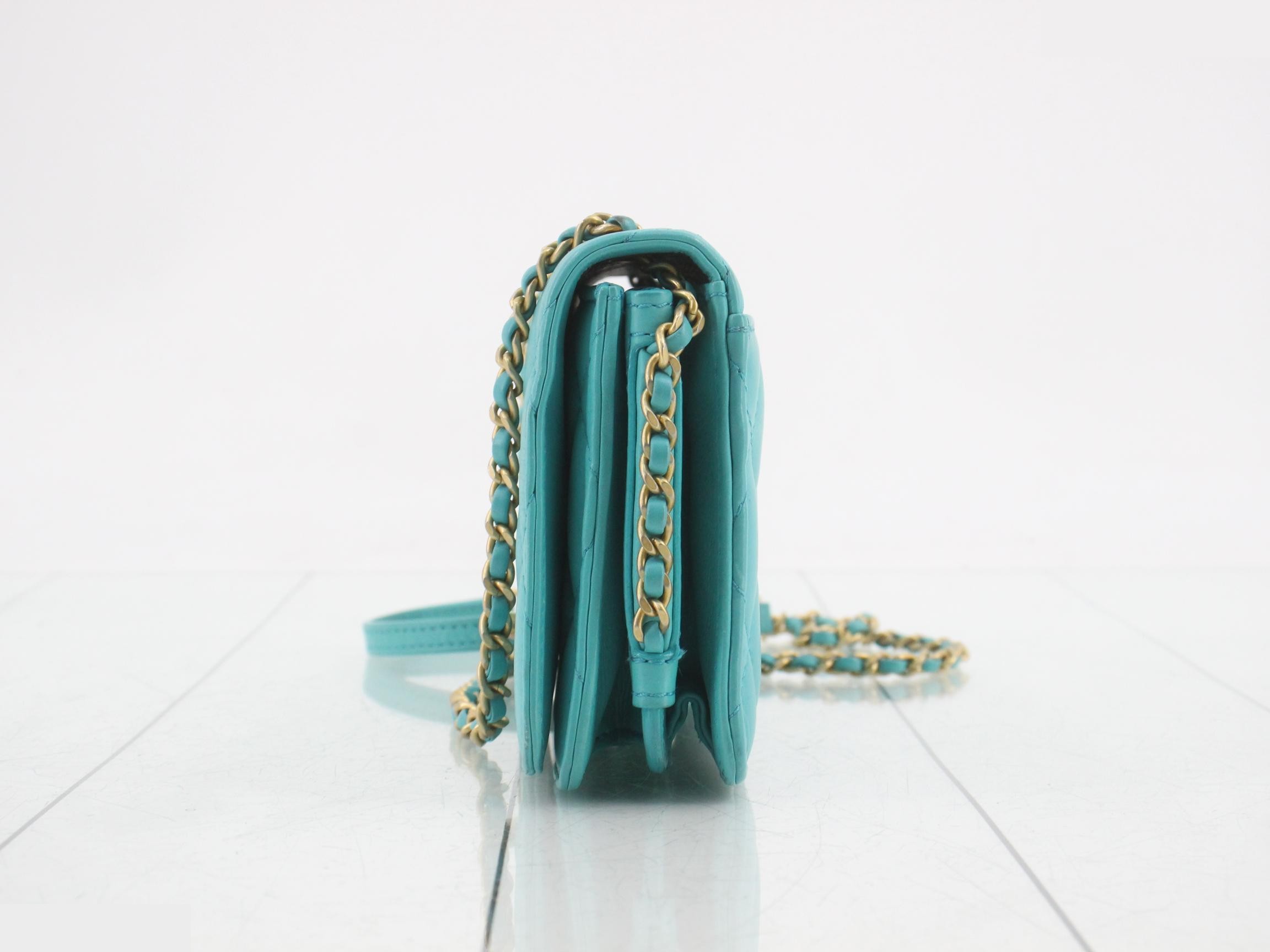 Matelassé 18 Chain Shoulder Bag — view 3