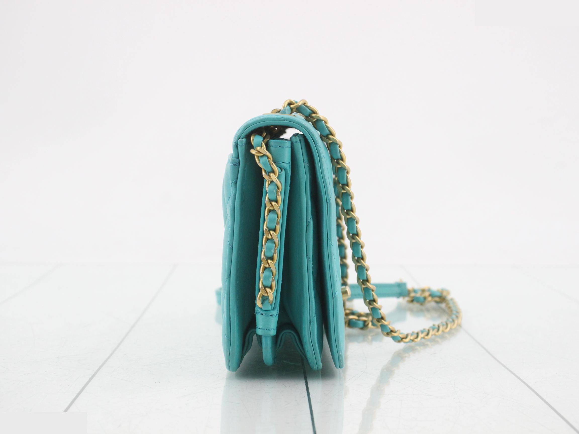 Matelassé 18 Chain Shoulder Bag — view 4