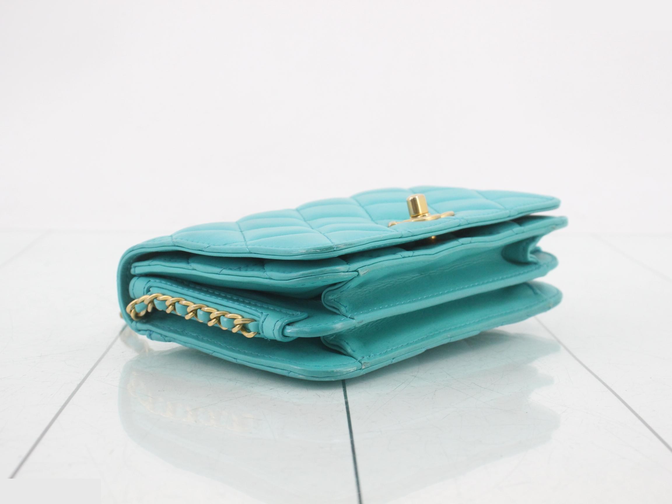 Matelassé 18 Chain Shoulder Bag — view 5