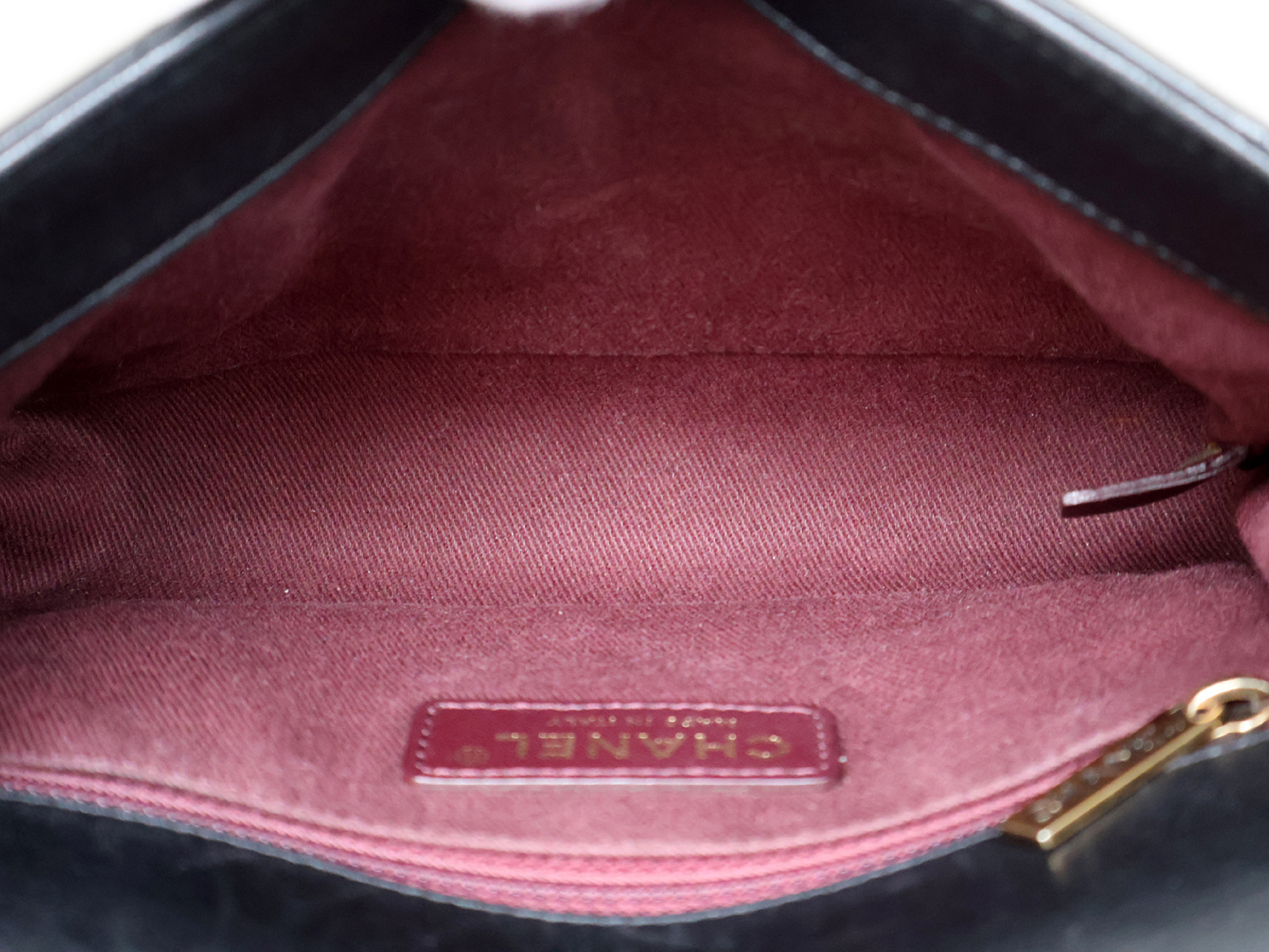 with original seal, serial number 21-series, V-stitch, lambskin chain shoulder bag, black. — view 13