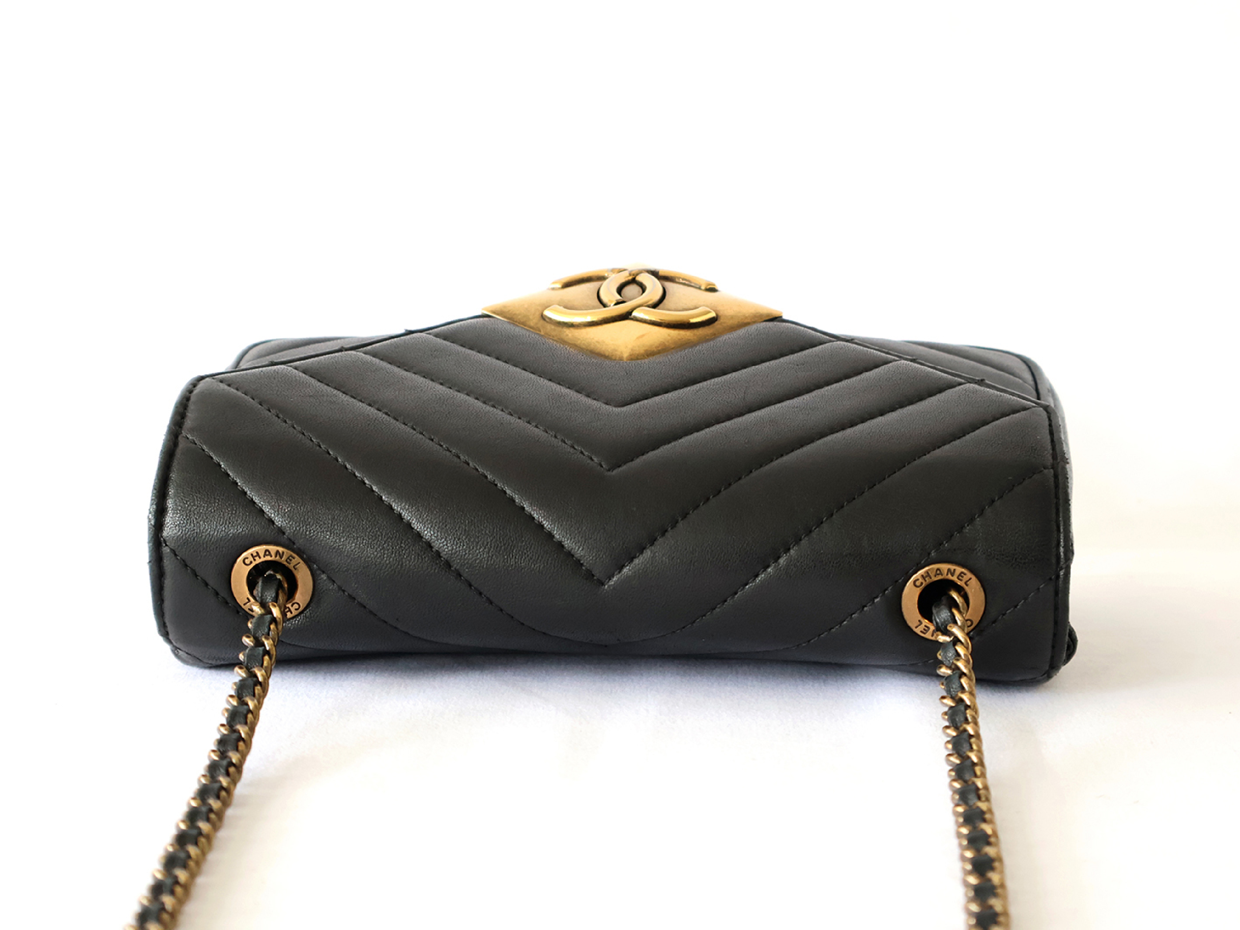 with original seal, serial number 21-series, V-stitch, lambskin chain shoulder bag, black. — view 5