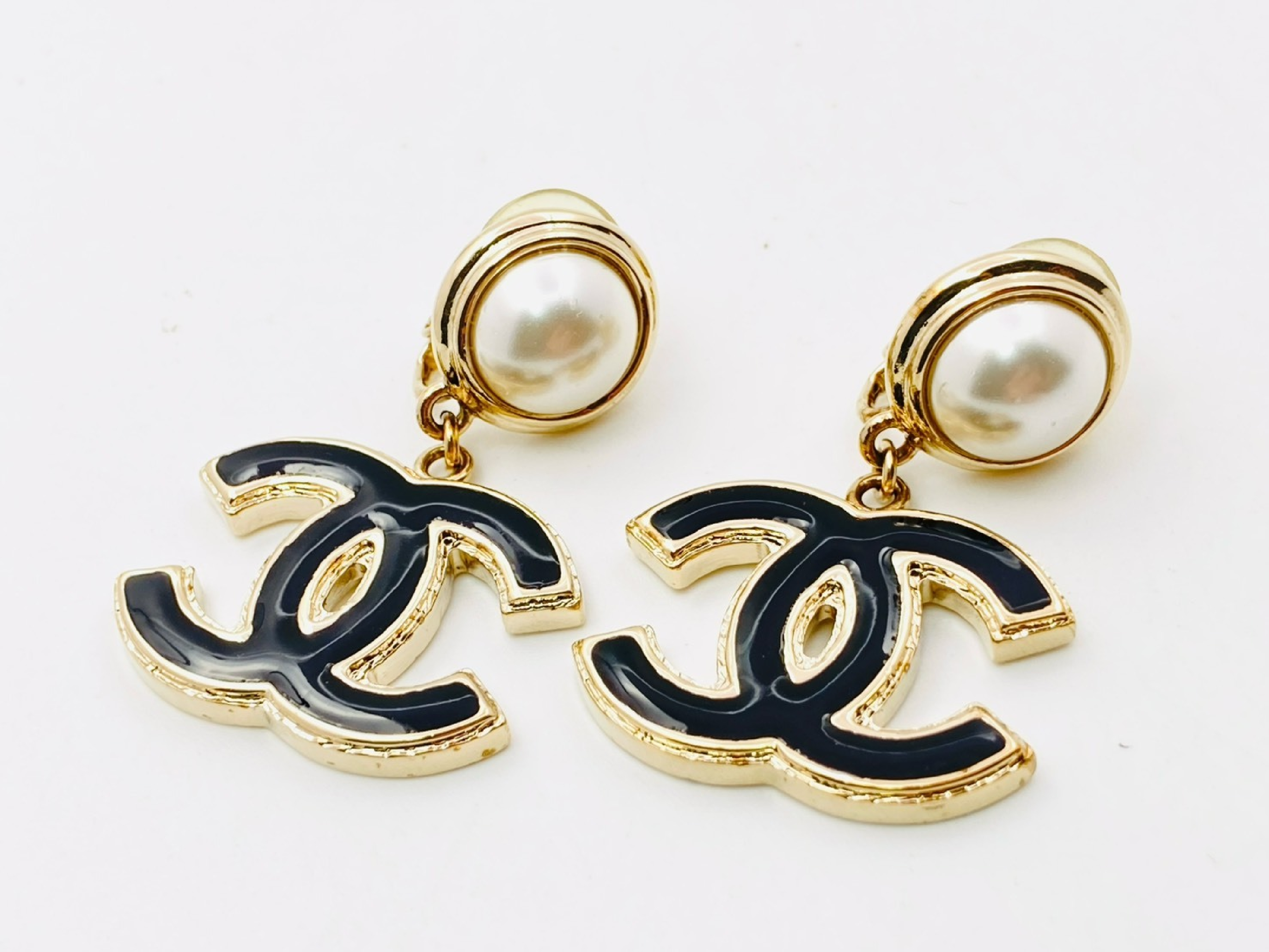 Coco Mark Faux Pearl Enamel Swing Earrings B22A Black x Gold Earrings — view 2
