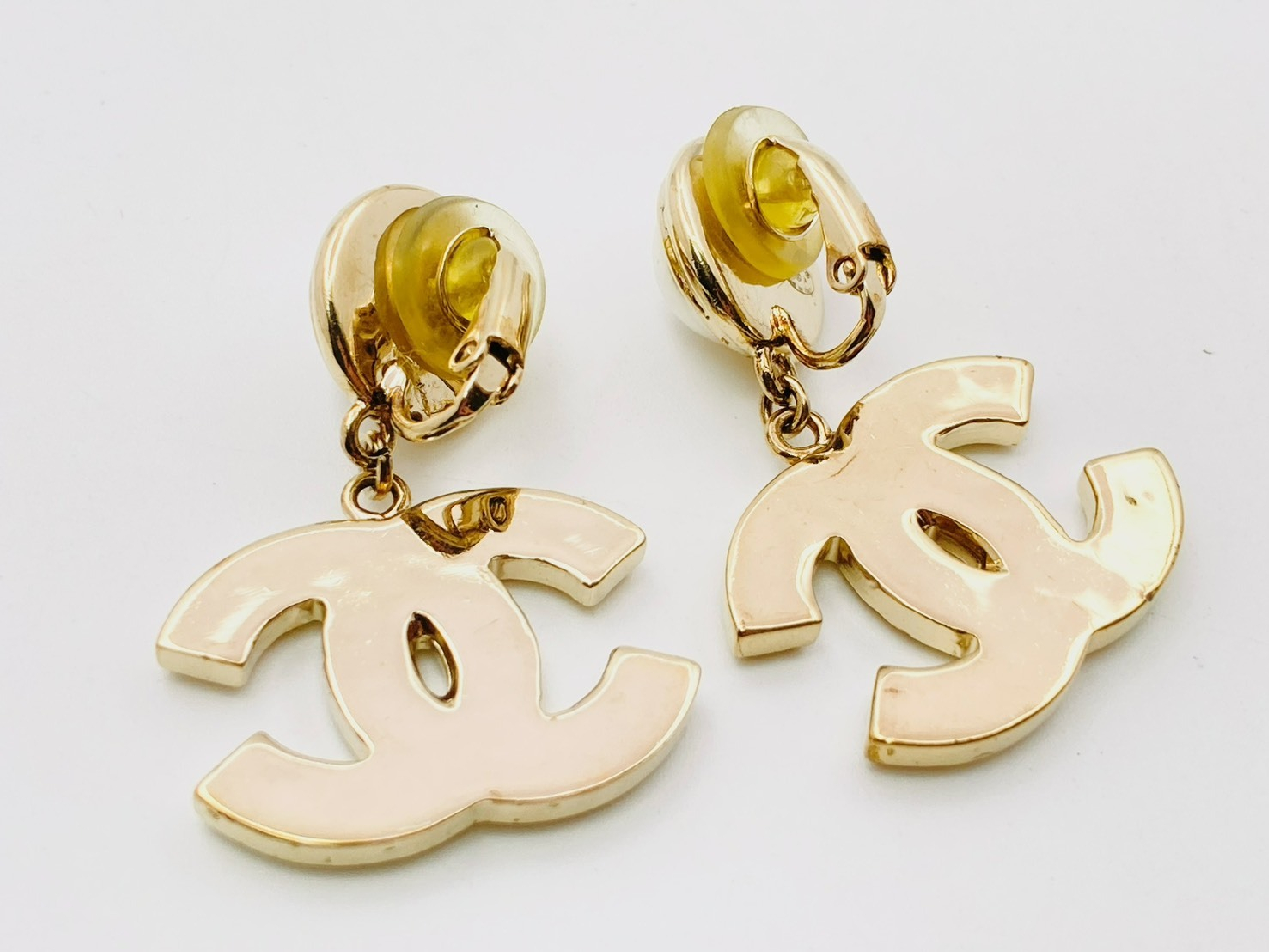 Coco Mark Faux Pearl Enamel Swing Earrings B22A Black x Gold Earrings — view 3