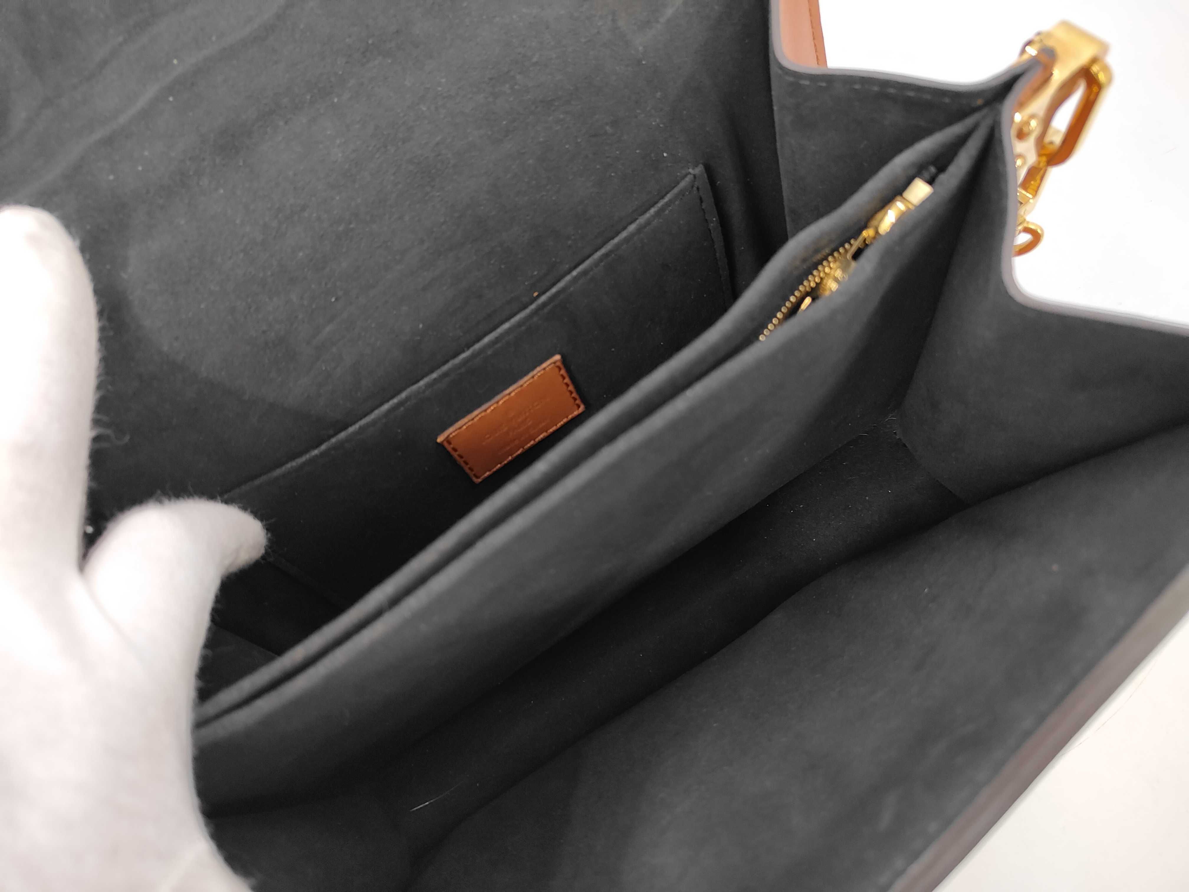 Monogram Louis Vuitton Dauphine MM M44391 Shoulder Bag — view 9