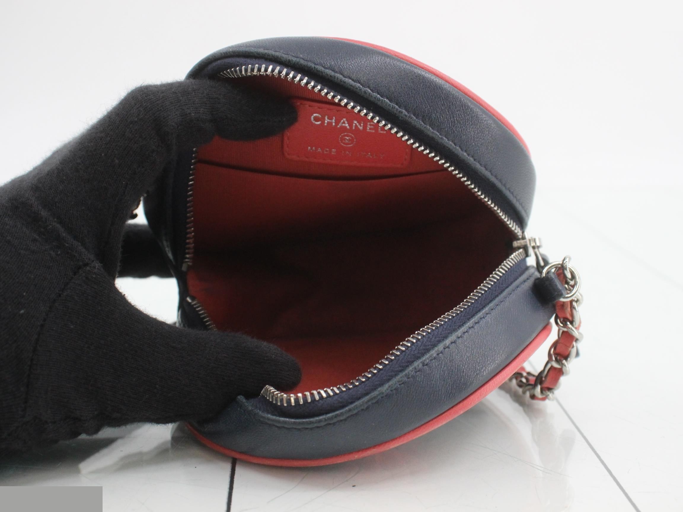 Matelassé Leather Coco Mark Round Chain Shoulder Bag — view 4