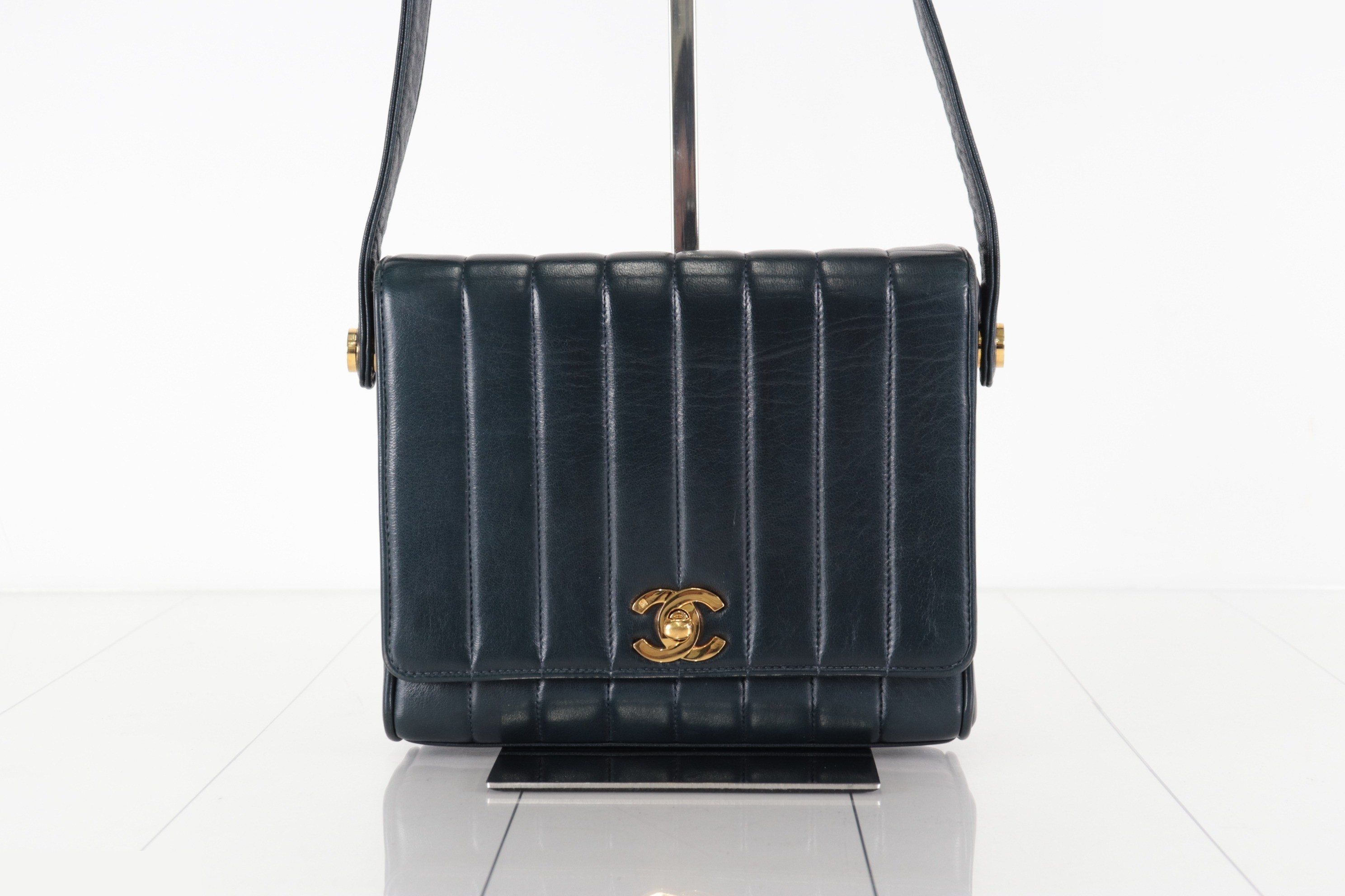 Lambskin shoulder bag with mirror, navy, item number 2.