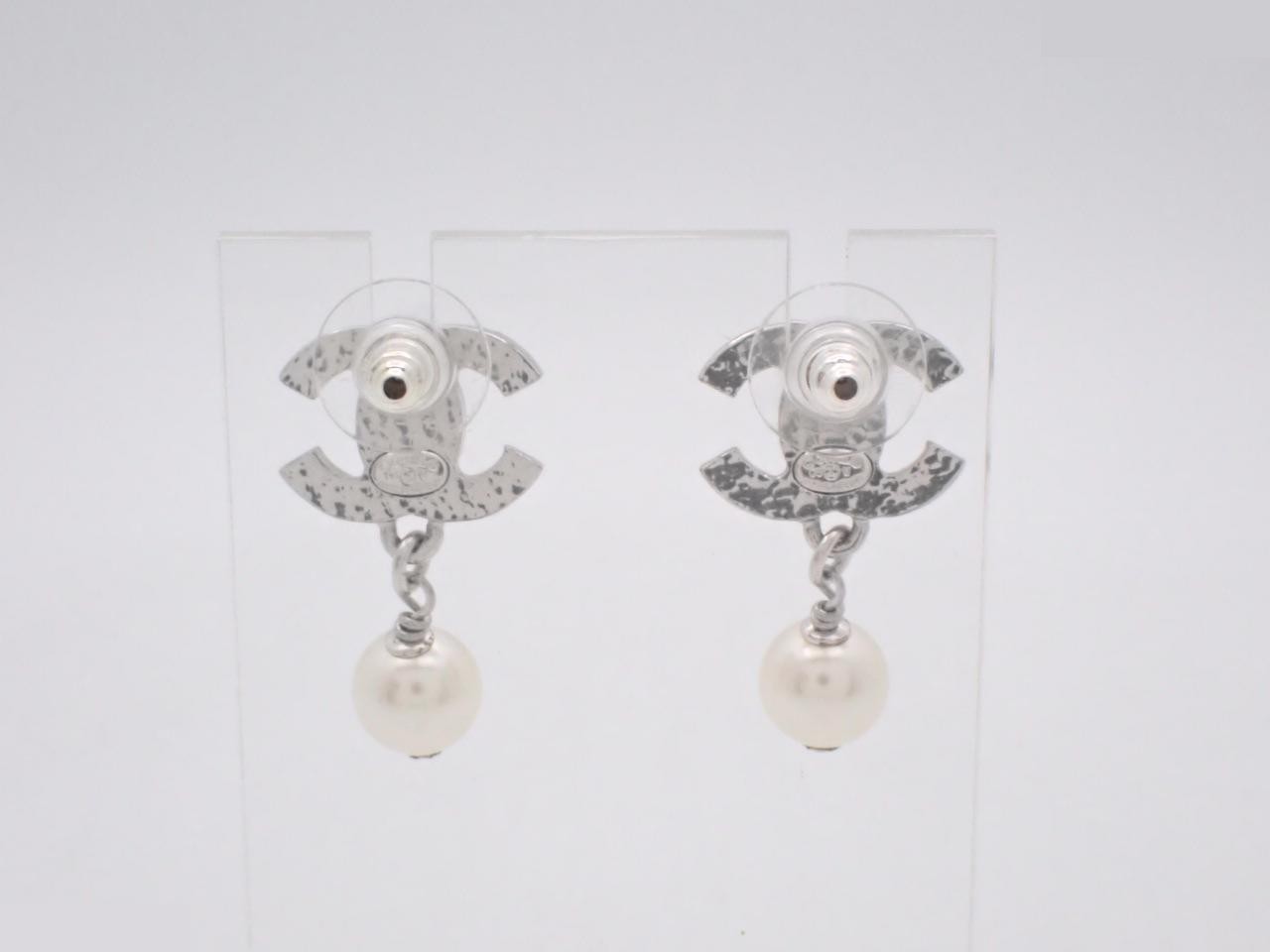 Earrings, Coco Mark, Pearl — view 2
