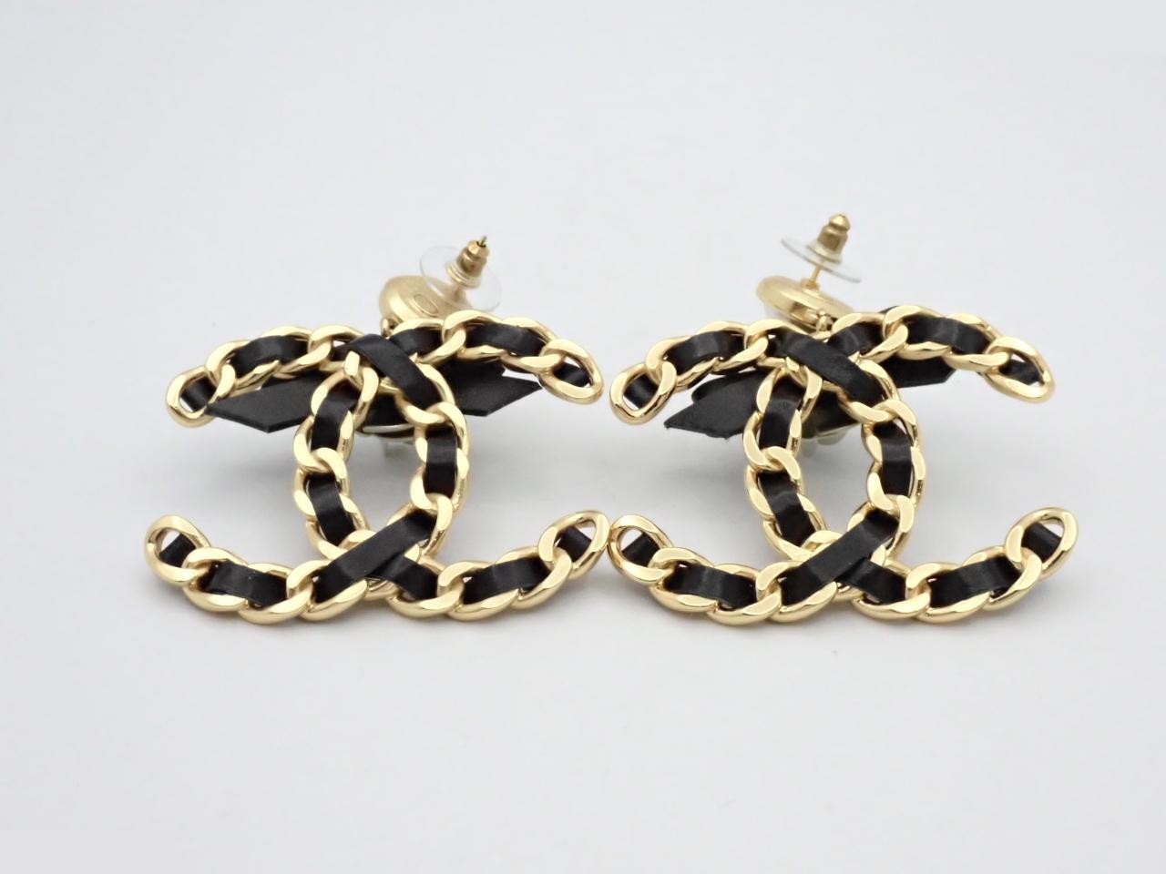 Coco Camellia Motif Ribbon Pearl Large Earrings — view 2