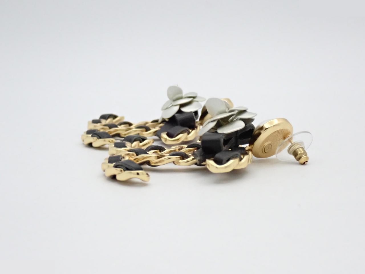 Coco Camellia Motif Ribbon Pearl Large Earrings — view 3