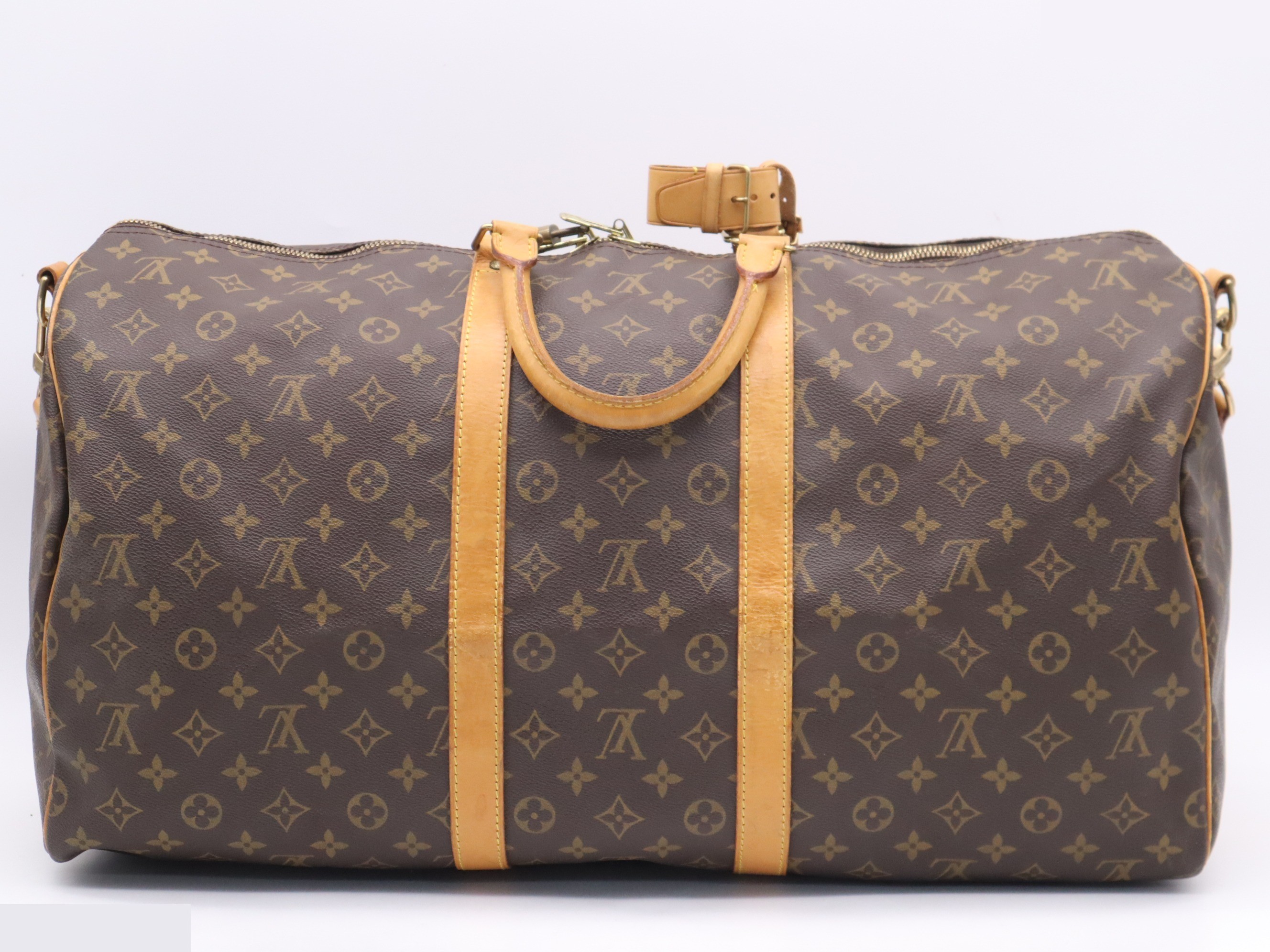 Keepall Bandoulière 55 with shoulder strap, padlock, and name tag. — view 2